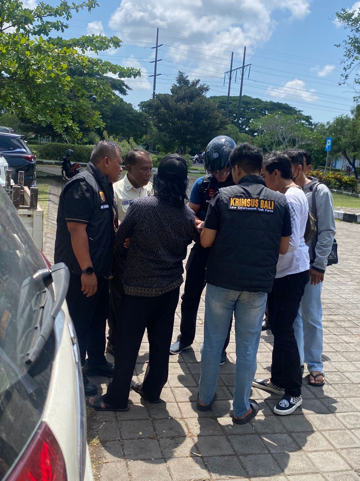 OTT: Petugas mengenakan jaket bertuliskan Krimsus Bali melaksanakan OTT terhadap Perbekel Bongkasa di area Puspem Badung.