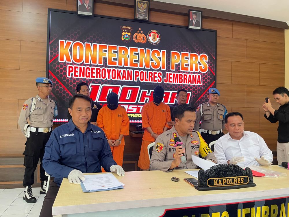 Kapolres Jembrana AKBP Endang Tri Purwanto membeber pengungkapan kasus pengeroyokan sopir truk di Jembrana dengan tersangka dua orang oknum wartawan.