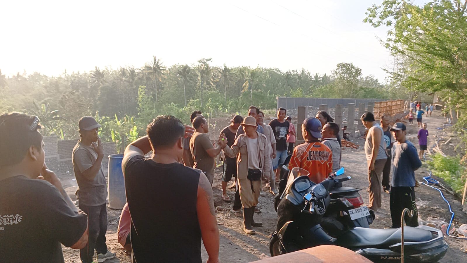 MENOLAK KERAS : Puluhan warga Dusun Melaya Tengah Kelod mendatangi lokasi proyek pembangunan pengolahan limbah tinja, Selasa (5/11/2024).