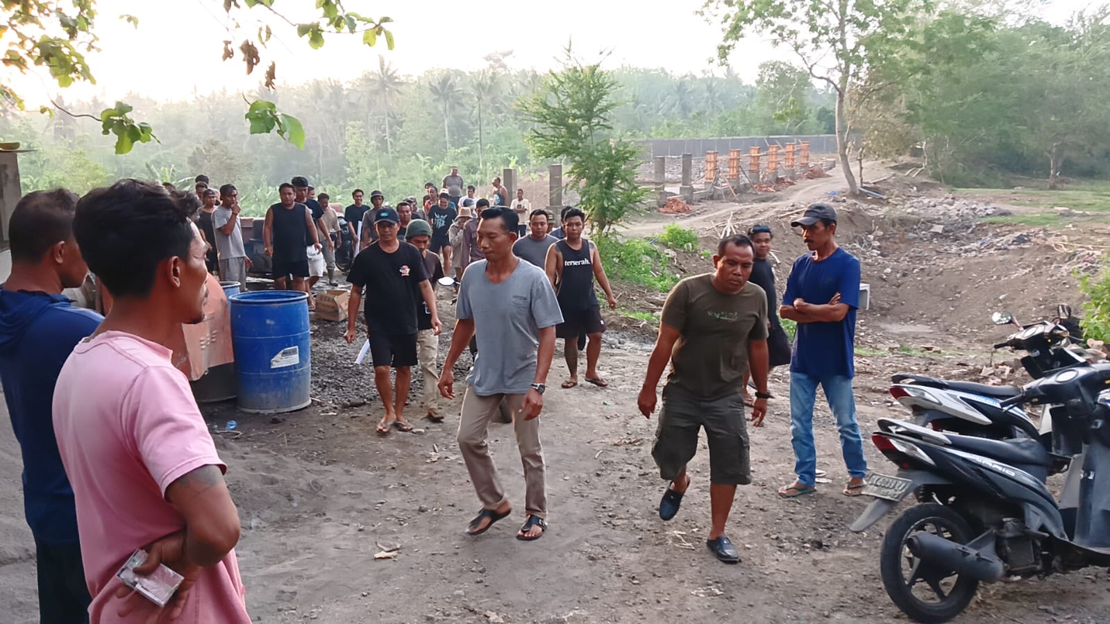 MENOLAK KERAS : Puluhan warga Dusun Melaya Tengah Kelod mendatangi lokasi proyek pembangunan pengolahan limbah tinja, Selasa (5/11/2024).