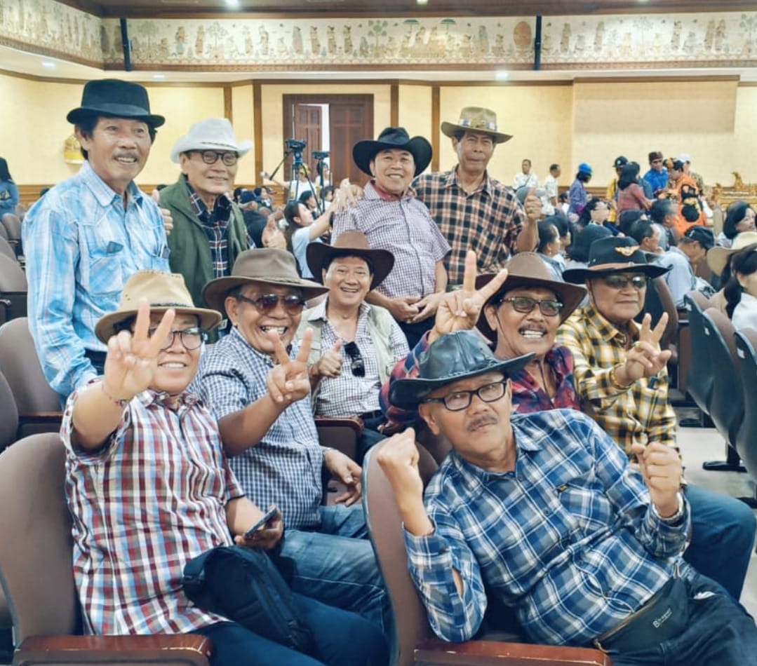 SALAM DUA JARI : Mantan Pejabat Pemkab Jembrana kompak mendukung Bang Ipat dalam Pilkada Jembrana 2024.