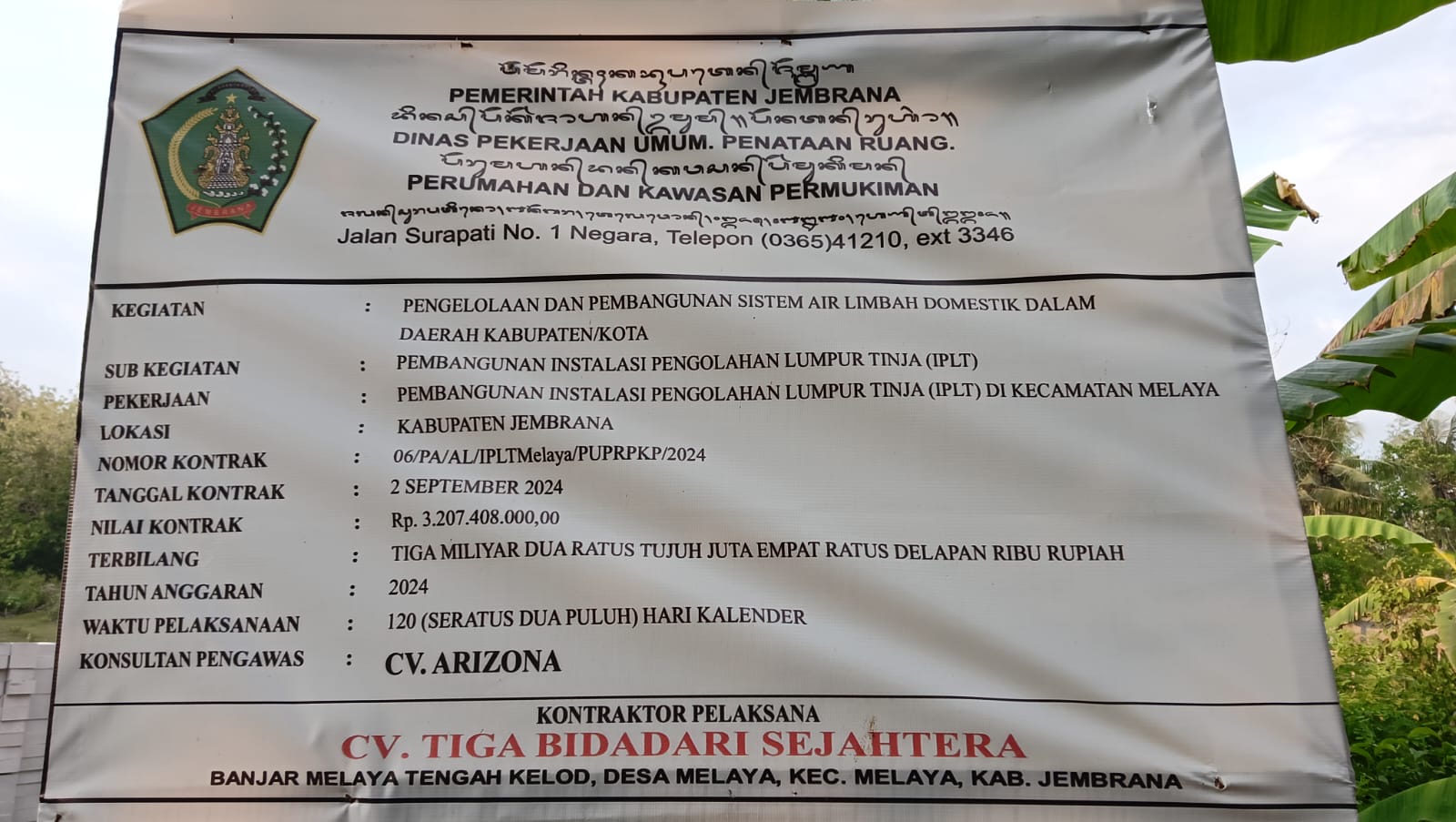 Papan proyek yang terpasang di lokasi.