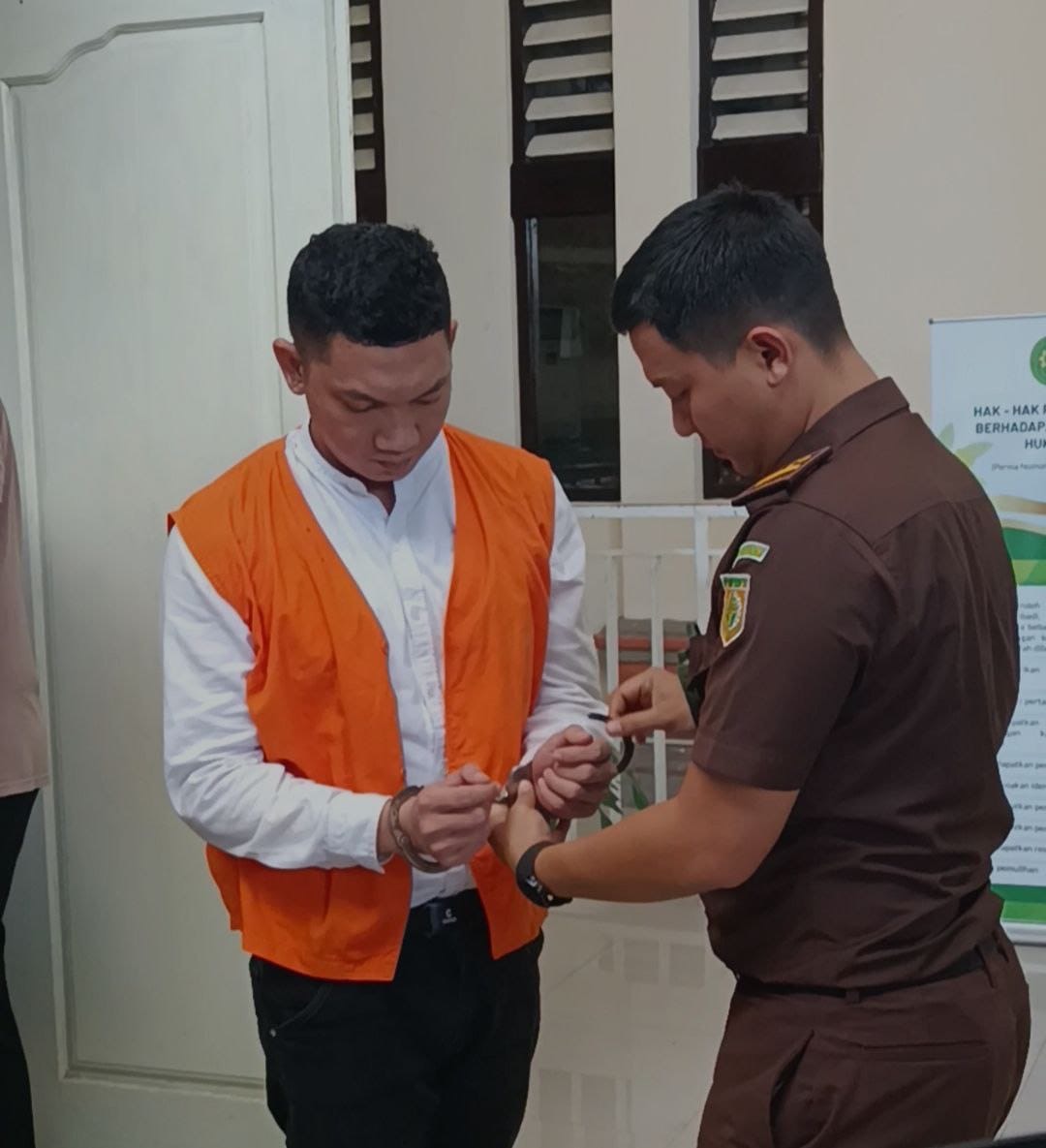 DIADILI: Lazuardi menerima putusan dari majelis hakim yang menjatuhi dirinya hukuman 15 tahun penjara.