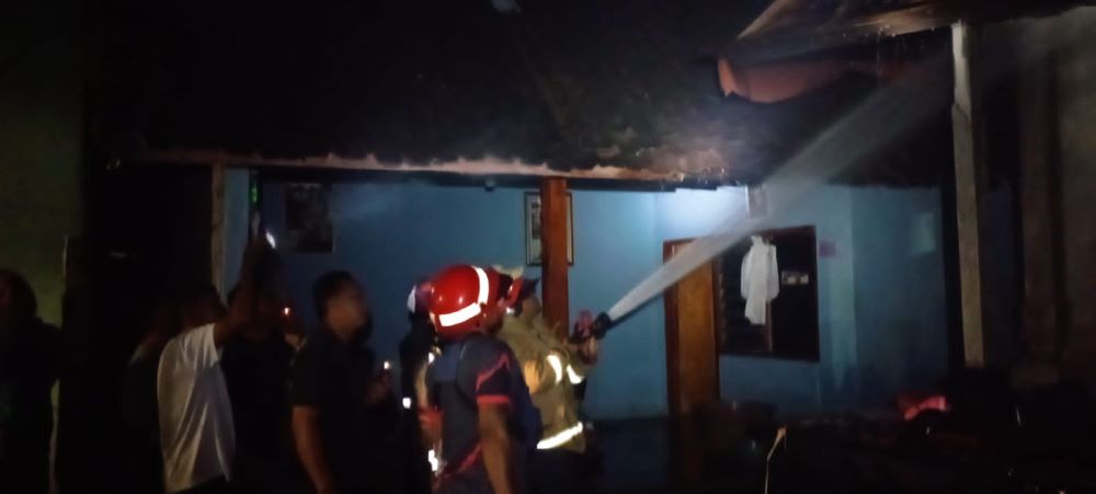 Kebakaran melanda rumah warga di Bebalang Bangli yang  diduga akibat korsleting listrik.