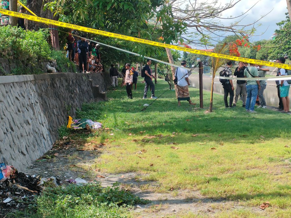 Jenazah pria tanpa identitas tergeletak di bantaran Sungai Jalan Taman Pancing Timur Denpasar Bali.