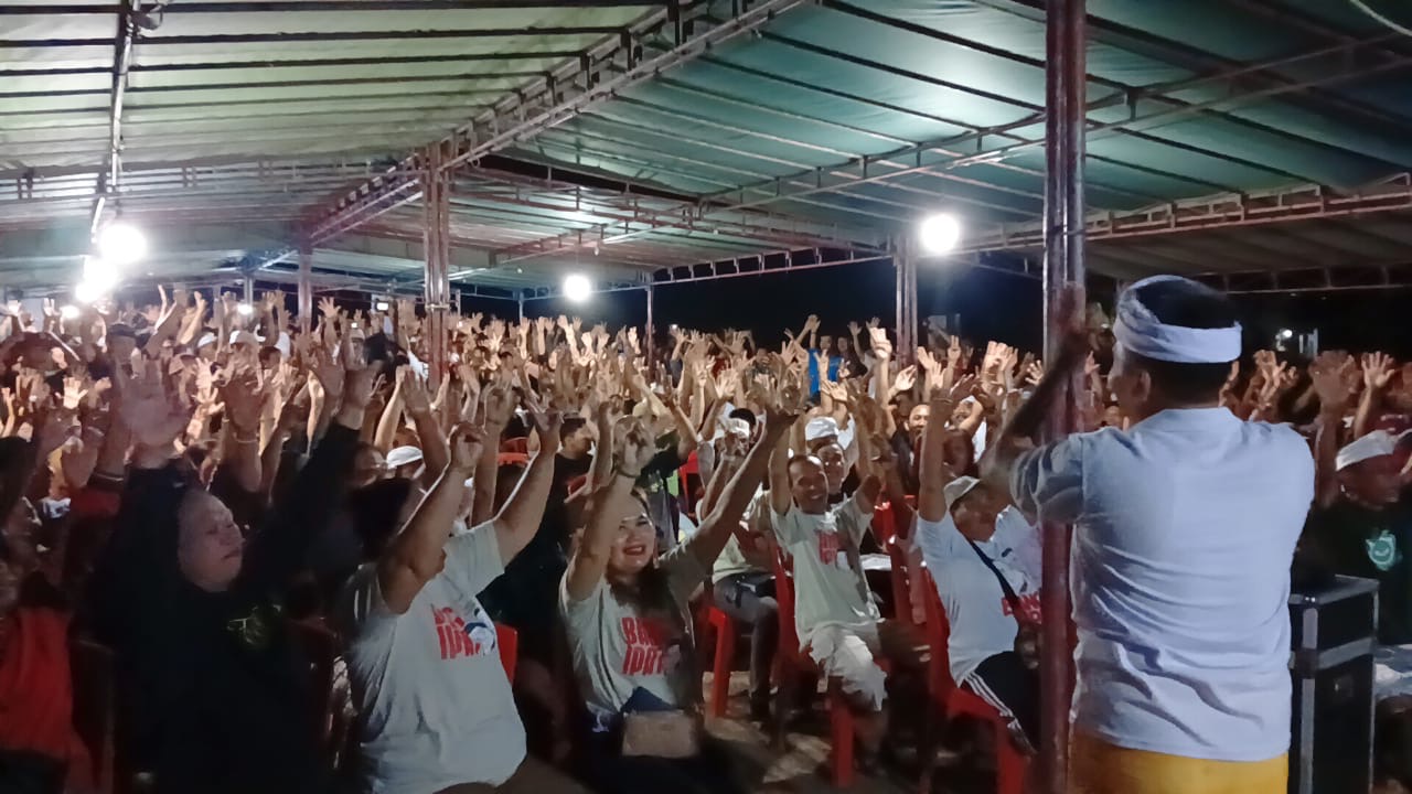 ANTUSIAS : Warga Kelurahan Baler Bale Agung memadati lokasi tatap muka paslin Bang Ipat, Rabu (6/11/2024).