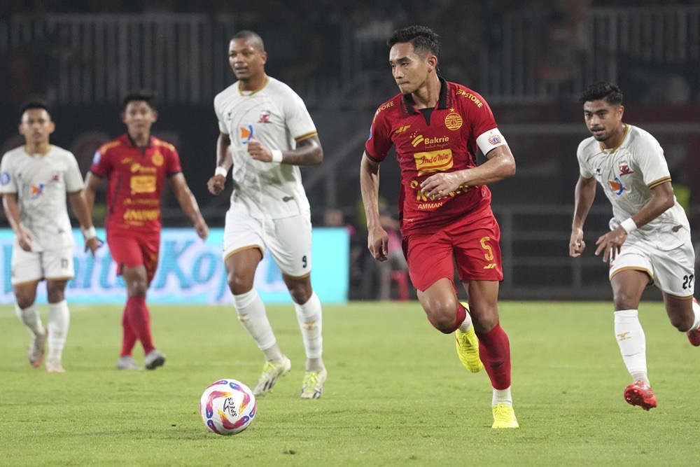 Bek Persija Rizky Ridho saat kuasai bola.