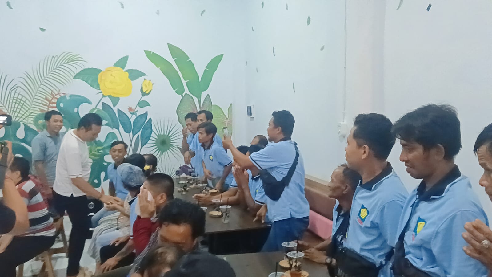 BERBAGI : Calon Bupati I Made Kembang Hartawan saat menghadiri acara Bara JB Berbagi, sebagai komitmen Bang Ipat perhatikan sahabat disabilitas, Junat (8/11/2024).