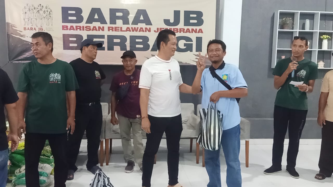 BERBAGI : Calon Bupati I Made Kembang Hartawan saat menghadiri acara Bara JB Berbagi, sebagai komitmen Bang Ipat perhatikan sahabat disabilitas, Junat (8/11/2024).