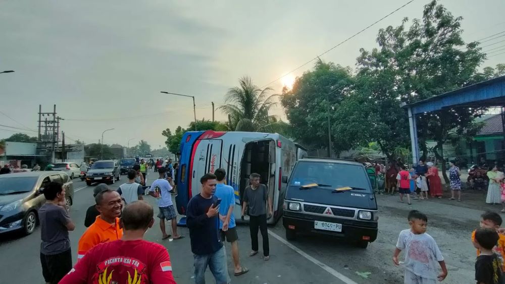 Hindari tabrakan bus Sugeng Rahayu kecelakaan tunggal terguling di Sidoarjo.