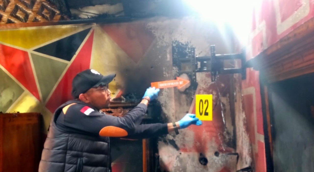 OLAH TKP: Polisi olah TKP kebakaran rumah akibat sambaran petir di Banjar Malet Gusti, Desa Penglumbaran, Kecamatan Susut, Kabupaten Bangli, Bangli, Sabtu (16/11/2024).