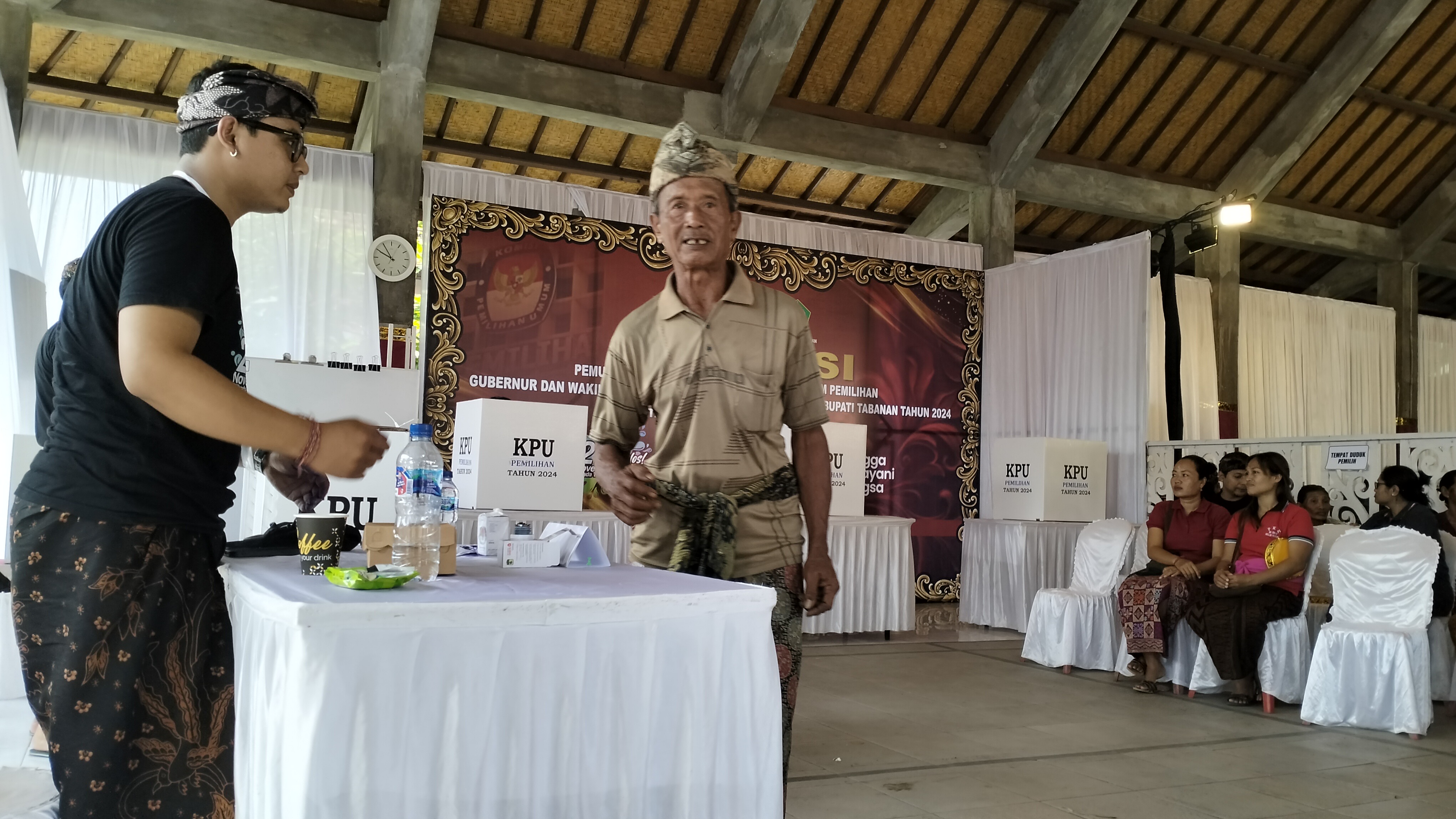 Simulasi pencoblosan Pilkada 2024 di TPS 5 Desa Antosari Kecamatan Selemadeg Barat Kabupaten Tabanan.