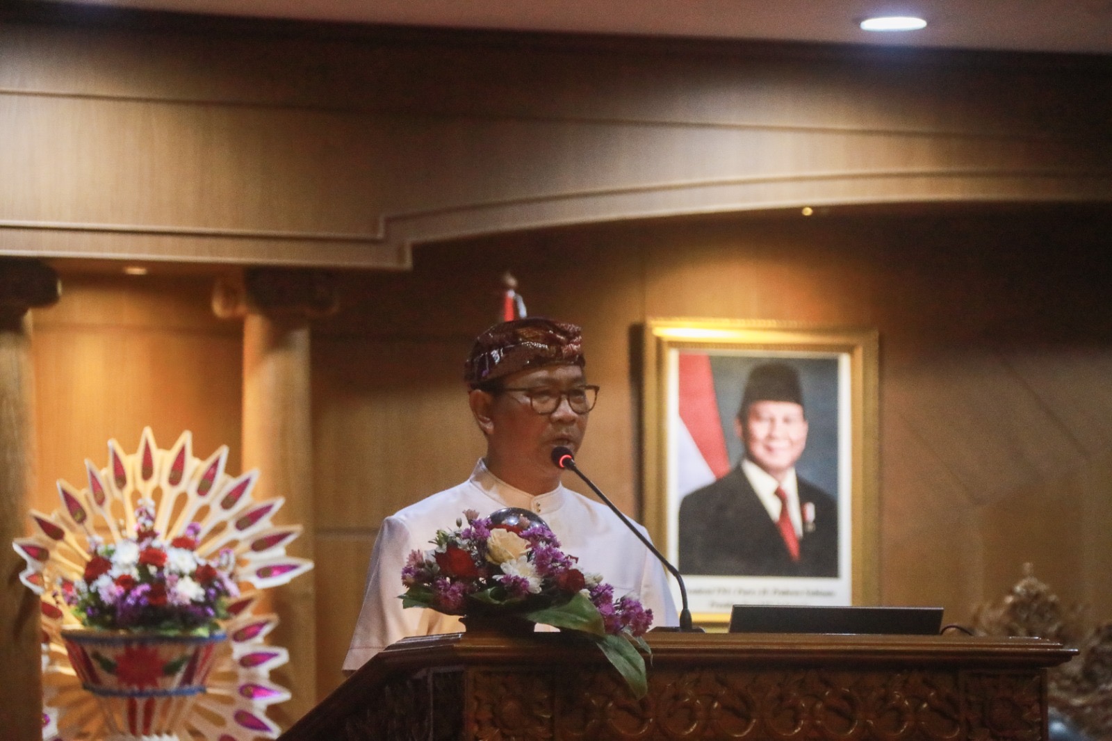 PARIPURNA: Plt. Bupati Badung I Ketut Suiasa saat menghadiri Rapat Paripurna Istimewa dalam rangka memperingati HUT Ibu Kota Kabupaten Badung, Mangupura Ke-15, Sabtu (16/11/2024).