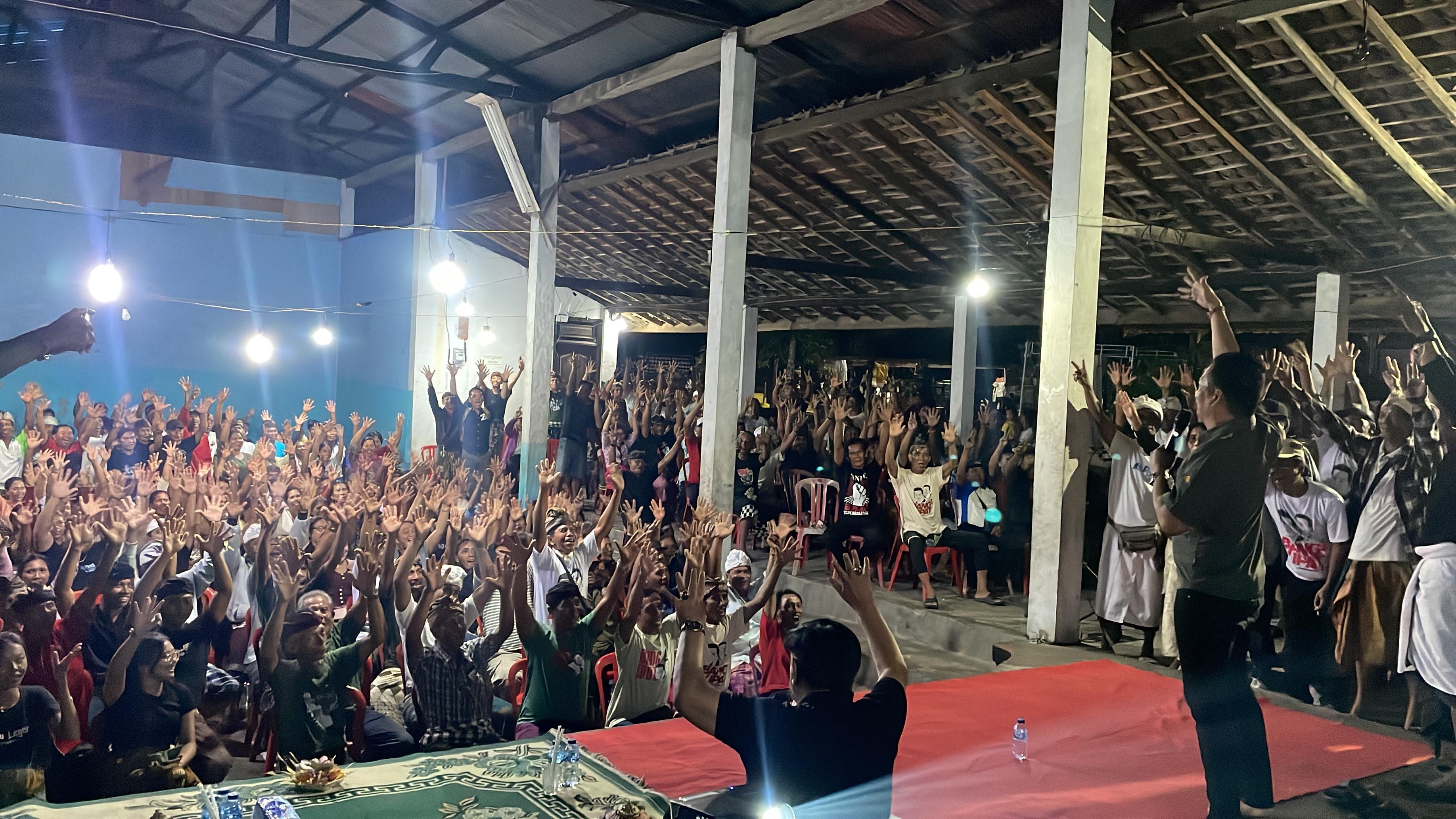 BERI DUKUNGAN : Antusias warga Mendoyo Dauh Tukad nyatakan dukungan ke Bang-Ipat di Wantilan Desa Adat, Sabtu (16/11/2024).