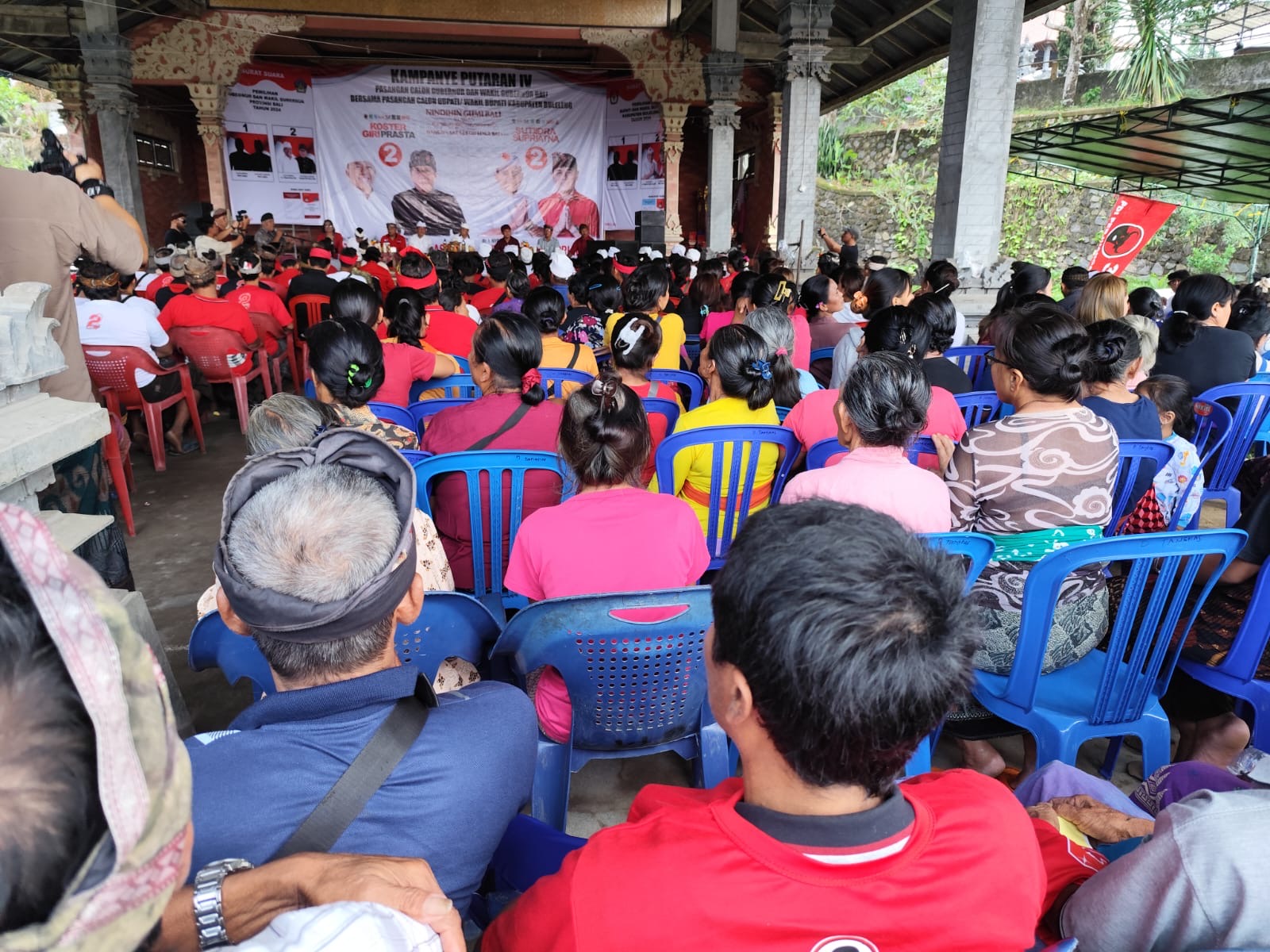 APRESIASI: Ribuan warga Desa Lemukih, Sekumpul dan Galungan kecamatan Sawan hadiri simakrama bersama Cagub Bali nomor 2 Wayan Koster (Koster-Giri) dan Paslon Cabup Buleleng nomor 2 ,