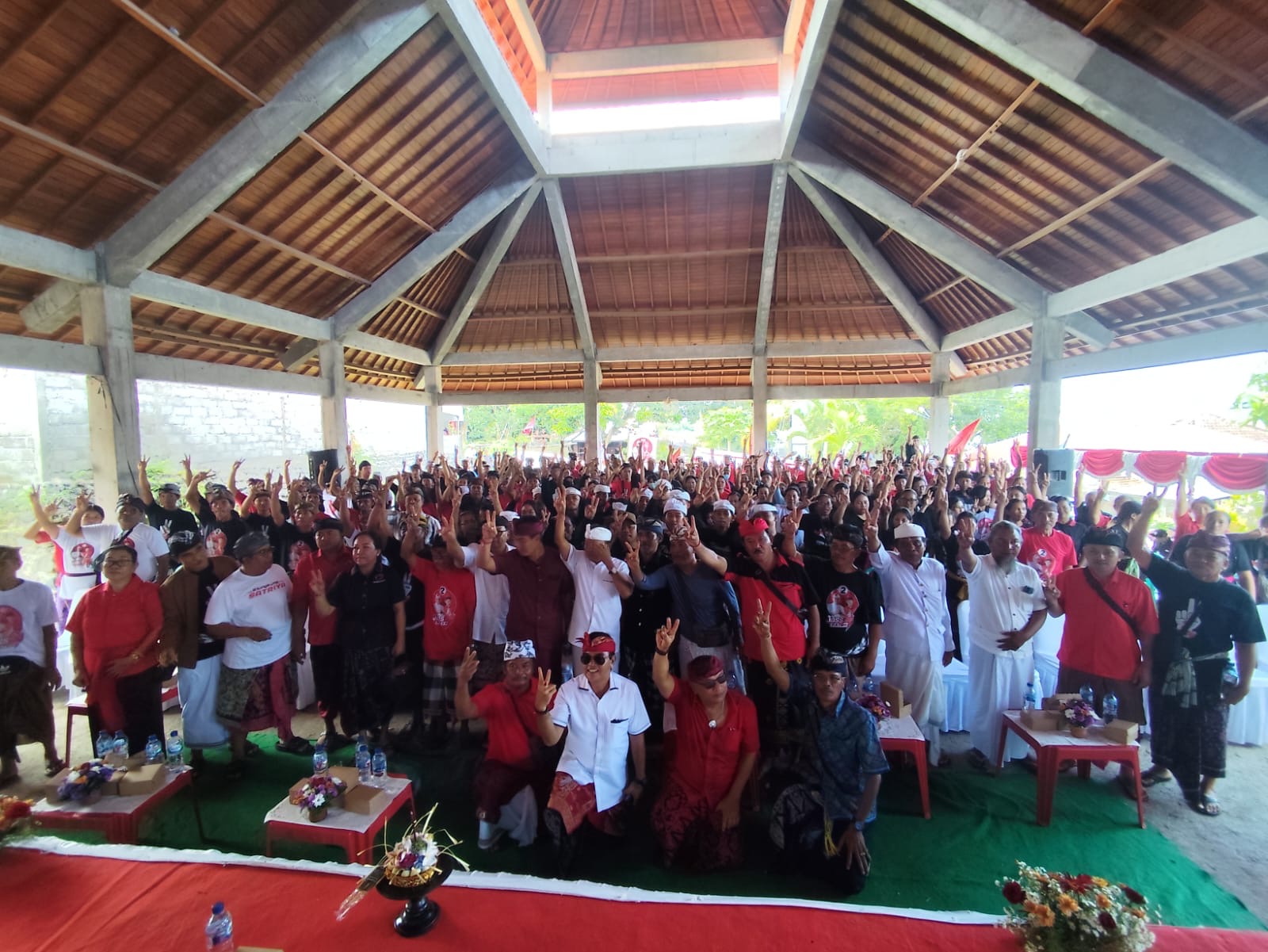RENCANA: Ribuan warga Desa Sambangan Kecamatan Sukasada Buleleng saat simakrama bersama Cagub Bali nomor 2 Wayan Koster dan Cawabup Buleleng Nomor 2 Gede Supriatna, Minggu (17/11).
