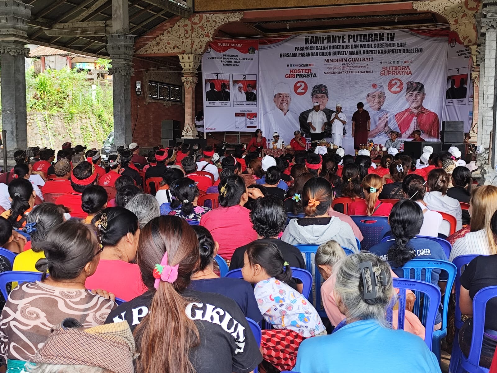 APRESIASI: Ribuan warga Desa Lemukih, Sekumpul dan Galungan kecamatan Sawan hadiri simakrama bersama Cagub Bali nomor 2 Wayan Koster (Koster-Giri).