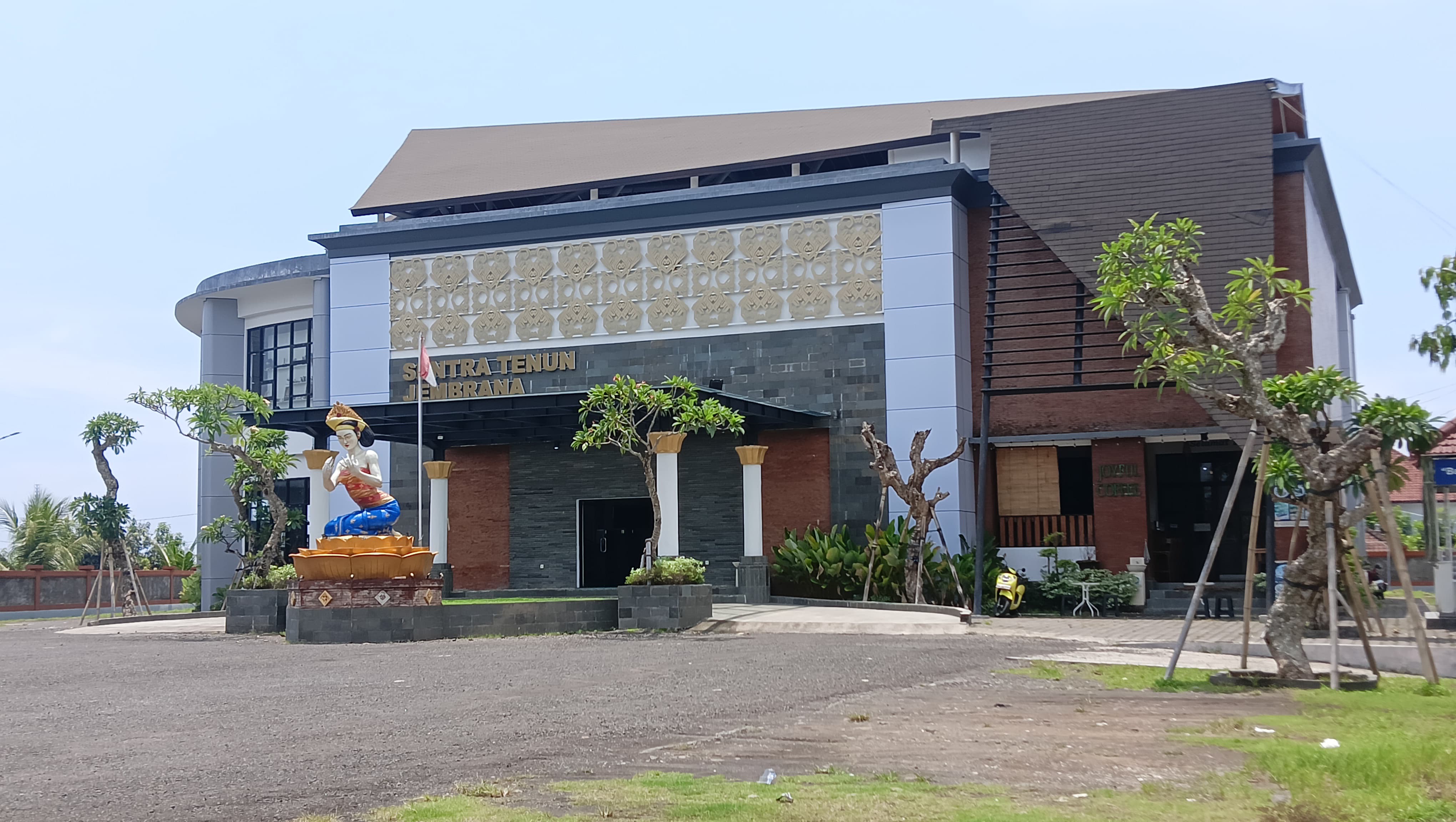 Bangunan Gedung Sentra Tenun Jembrana yang berlokadi di Kelurahan Pendem.