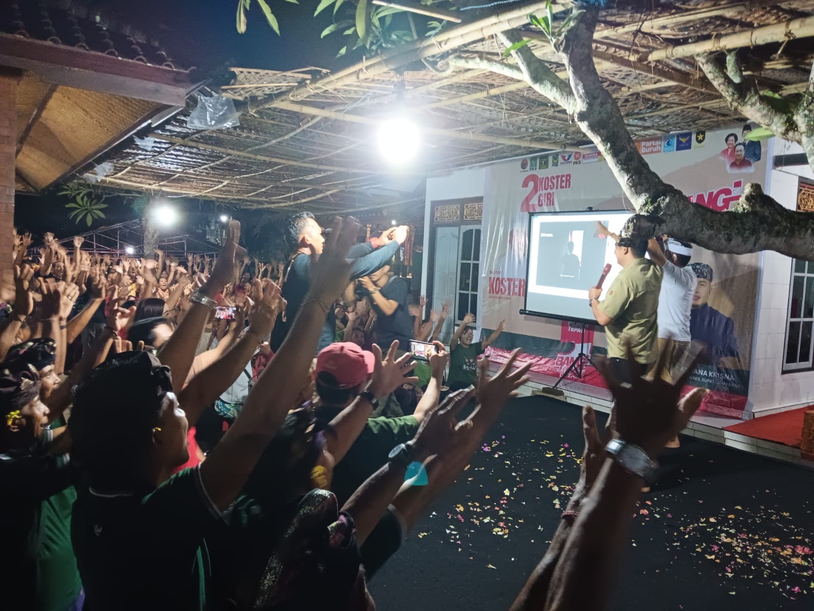 ANTUSIAS : Warga memadati acara kampanye Bang Ipat di Kelurahan Lelateng, Kecamatan Negara.