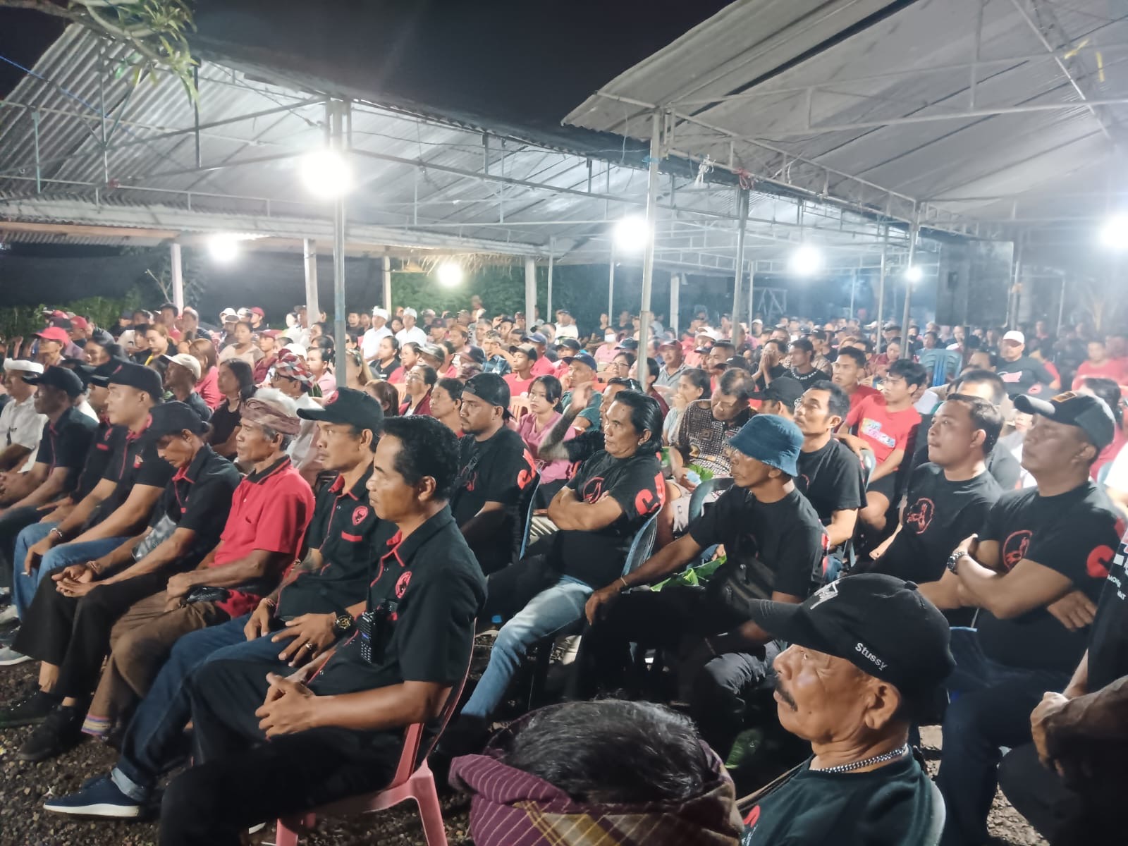 ANTUSIAS : Warga memadati acara kampanye Bang Ipat di Kelurahan Lelateng, Kecamatan Negara.
