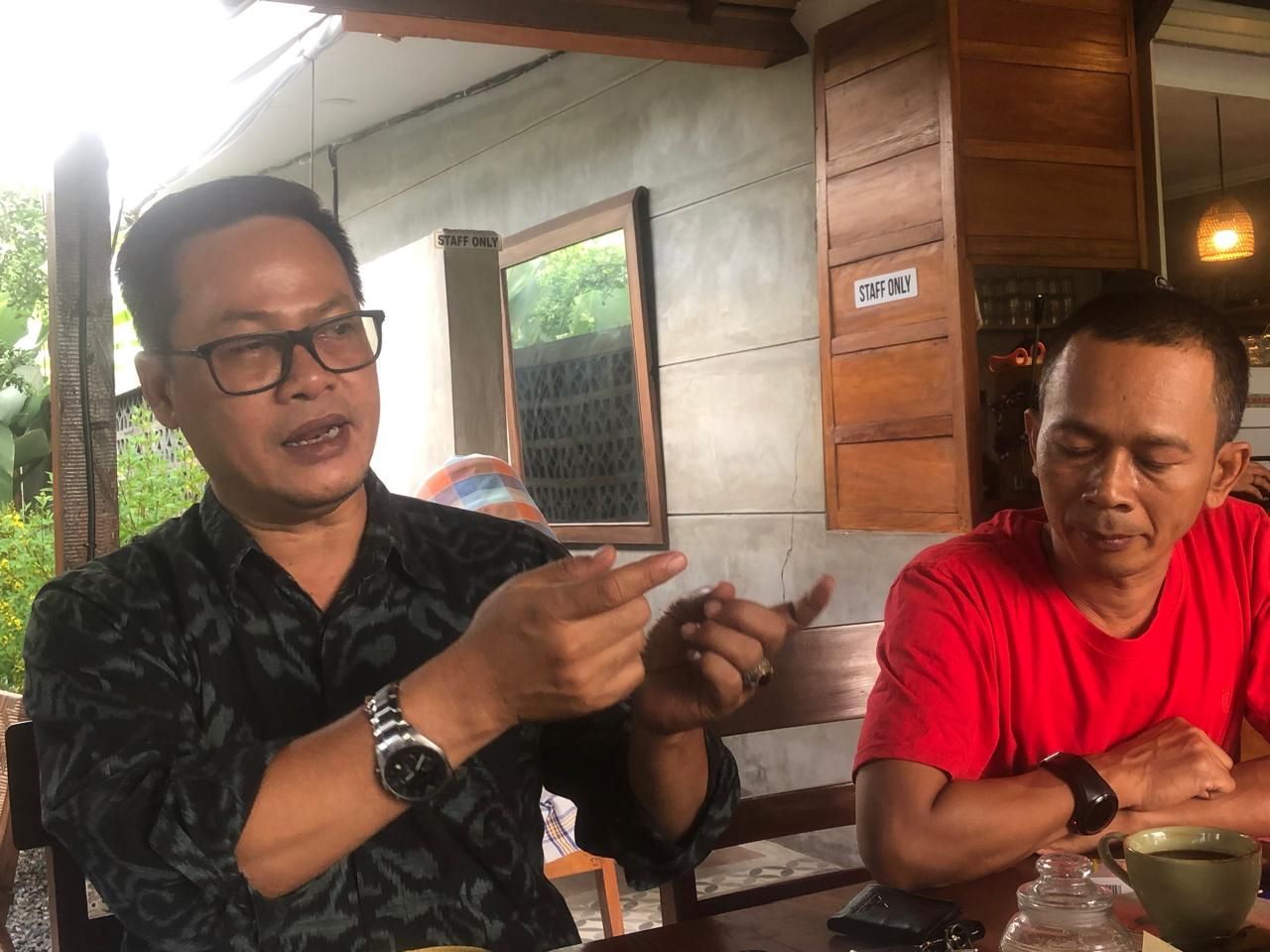 I Gusti Putu Mudiasa didampingi kuasa hukumnya Dewa Agus Satrya Wijaya membeber peristiwa tragis yang dialami putranya di Denpasar.