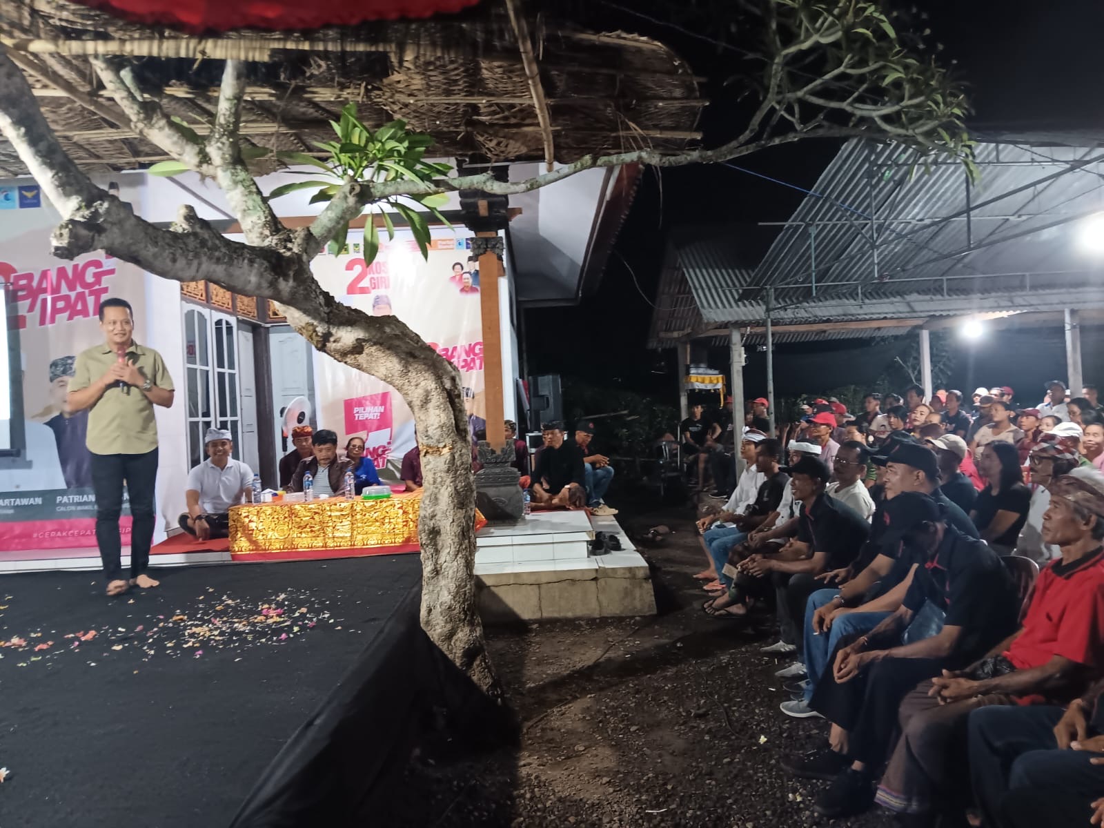 ANTUSIAS : Warga memadati acara kampanye Bang Ipat di Kelurahan Lelateng, Kecamatan Negara.