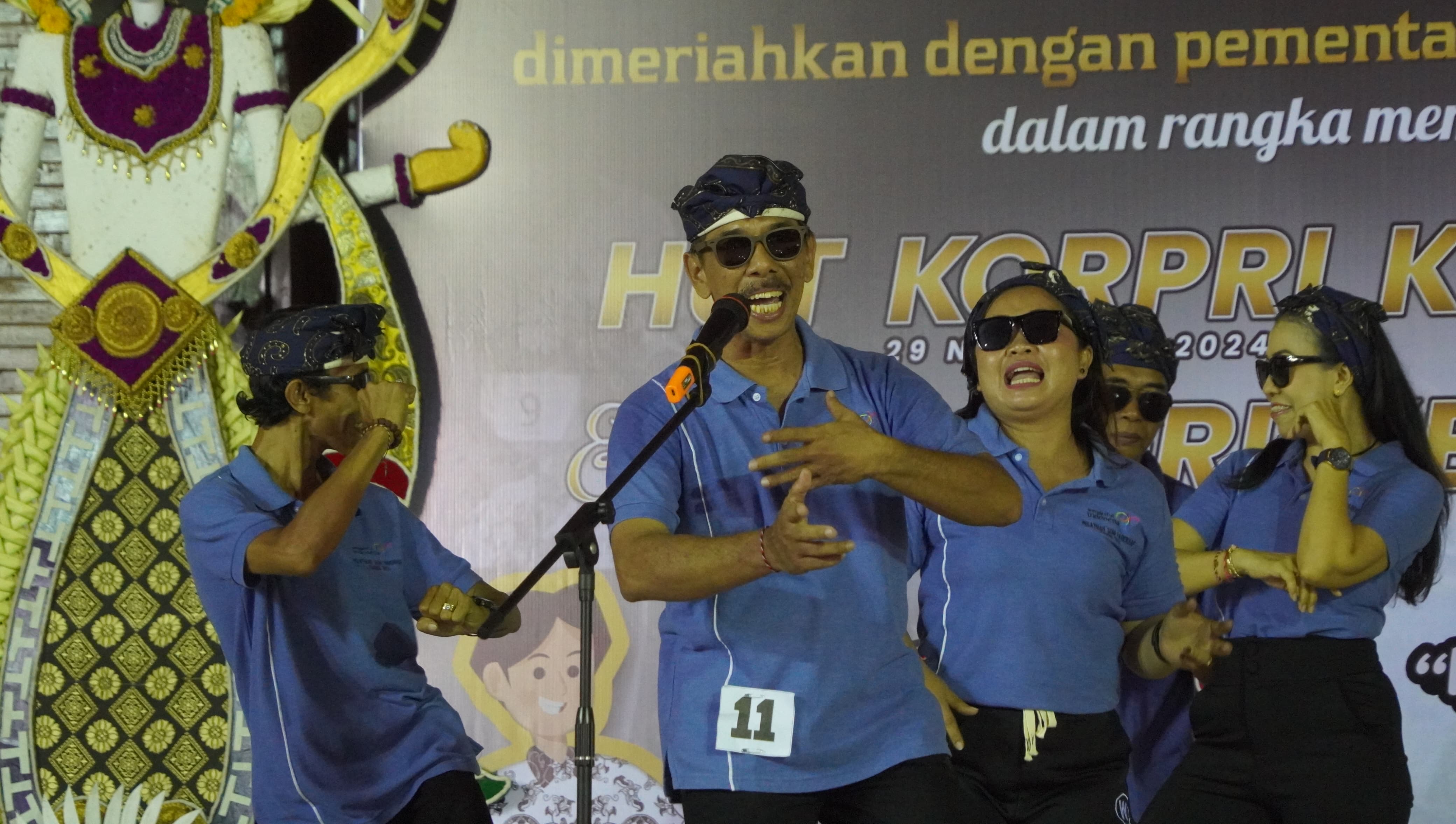 Aksi para peserta lomba sambung lagu yang digelar Pemkab Jembrana dalam rangka memeriahkan HUT KORPRI dan PGRI, Jumat (22/11/2024).