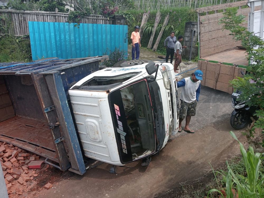 Truk angkut bata merah alami kecelakaan terguling di jalur ekstrim Baturiti, Tabanan.