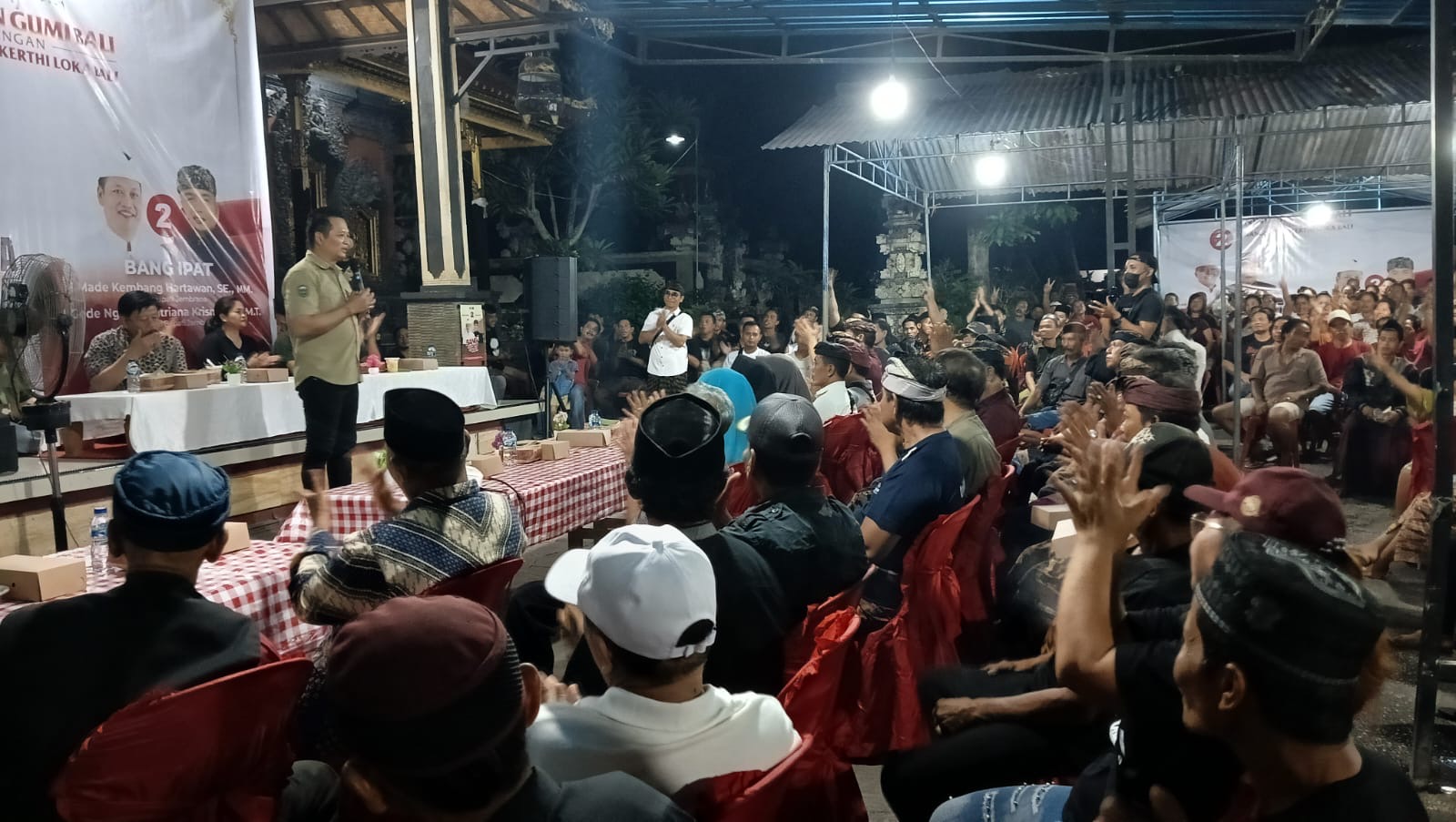 Kampanye Bang Ipat di Desa Melaya yang dihadiri ribuan warga, Jumat (22/11/2024).