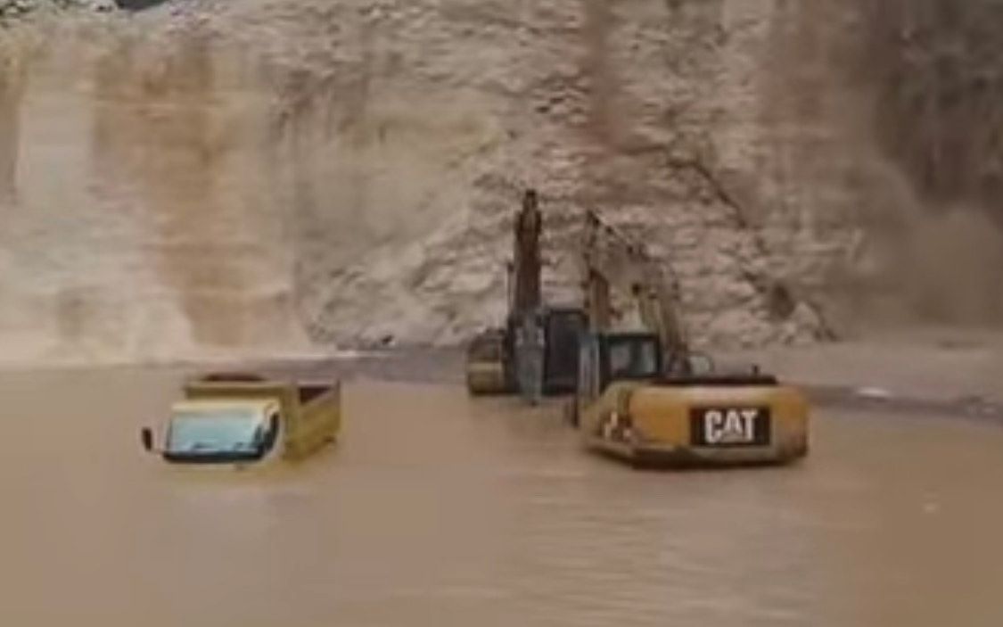 Video truk dan alat berat terendam banjir di dekat Pantai Melasti Ungasan Badung viral di media sosial.