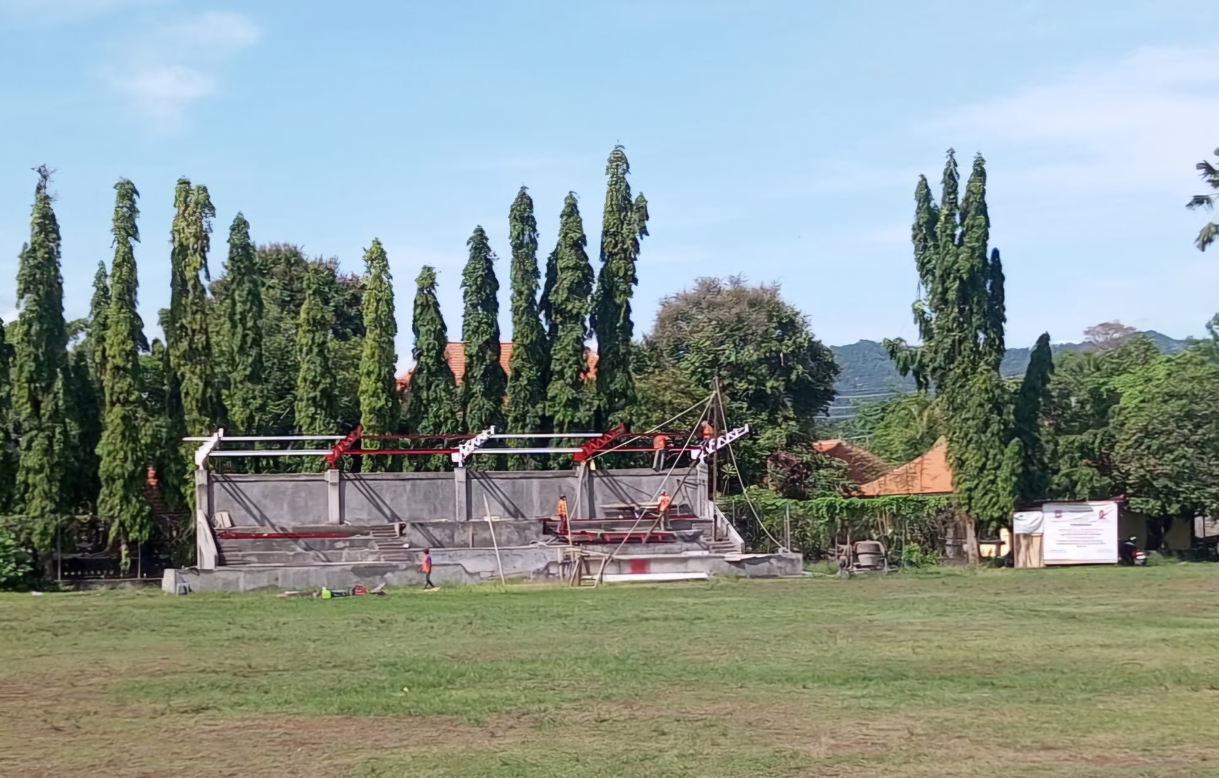 TRIBUN: Lapangan Yowana Wijaya, Amlapura sedang dibangun tribun mini.