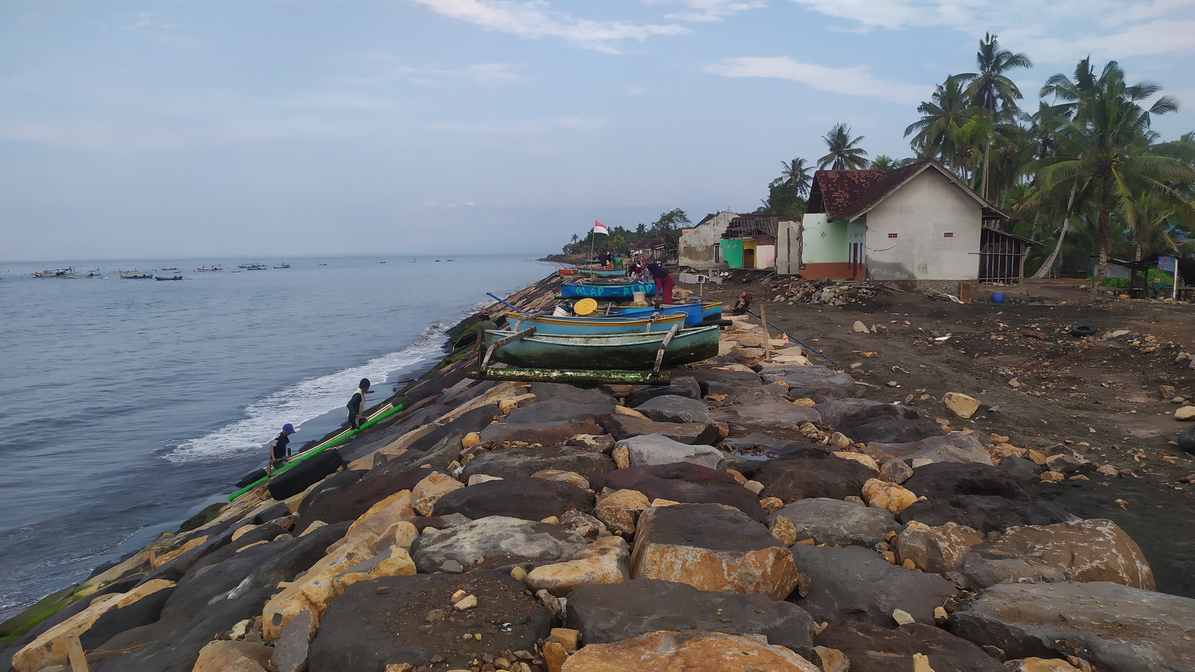 Pembangunan senderan dengan revetment di Pantai Pebuahan, Desa Banyubiru, Kecamatan Negara, Jembrana.