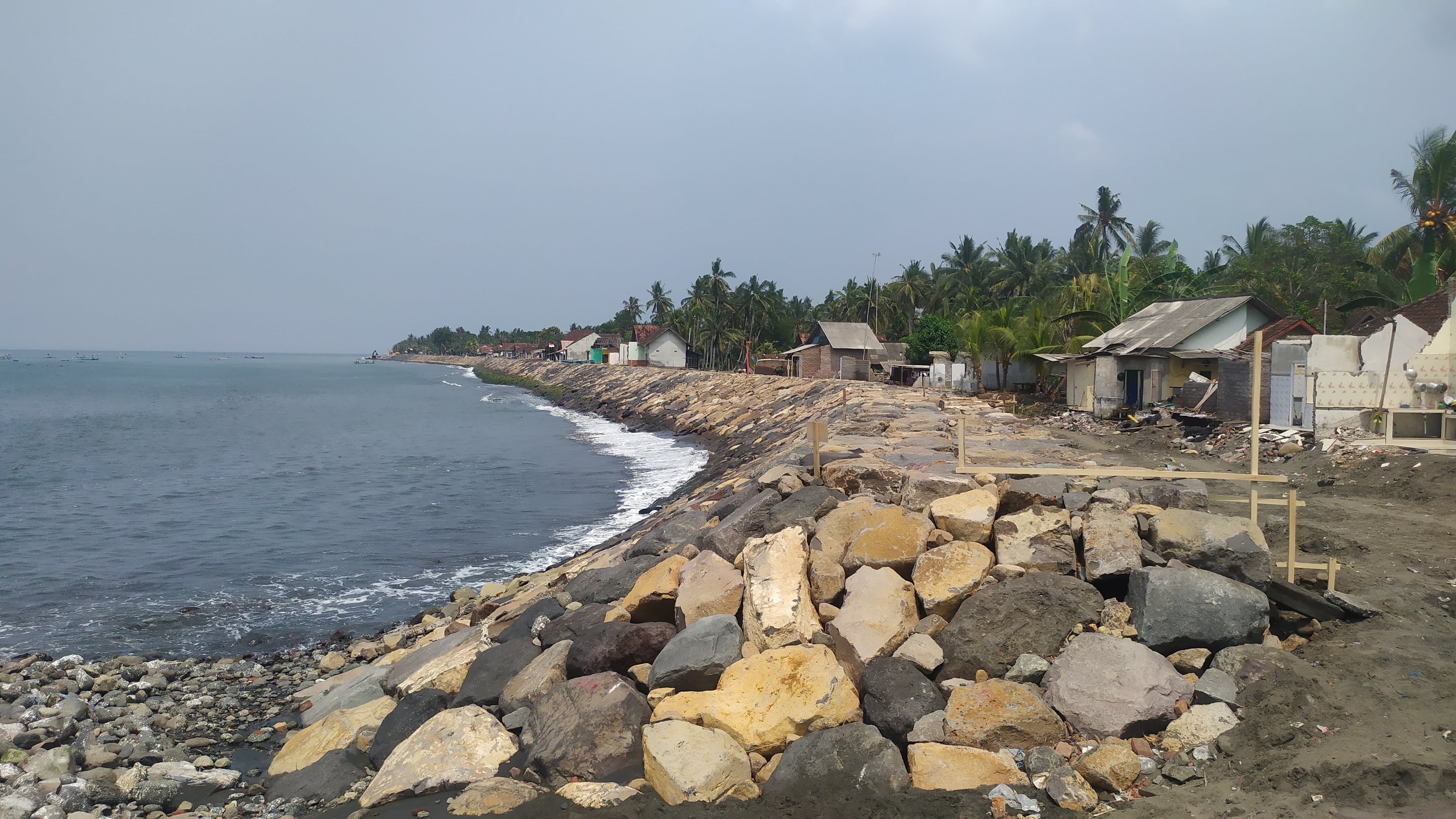 Pembangunan senderan dengan revetment di Pantai Pebuahan, Desa Banyubiru, Kecamatan Negara, Jembrana.