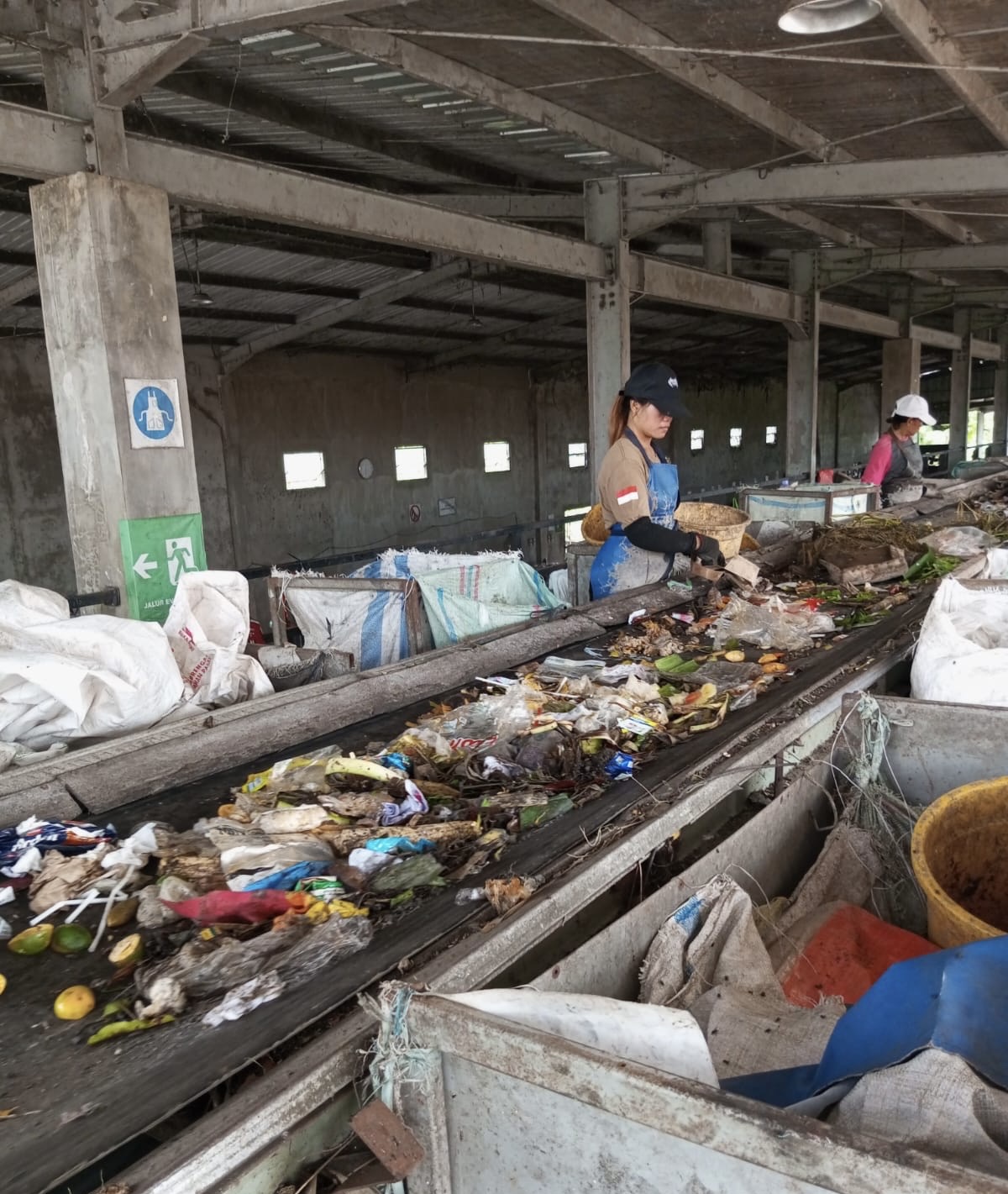 KEMBALI BEKERJA : Para pemilah sampah di TPST Peh di Jembrana yang mulai dipekerjakan kembali, Rabu (4/12/2024)