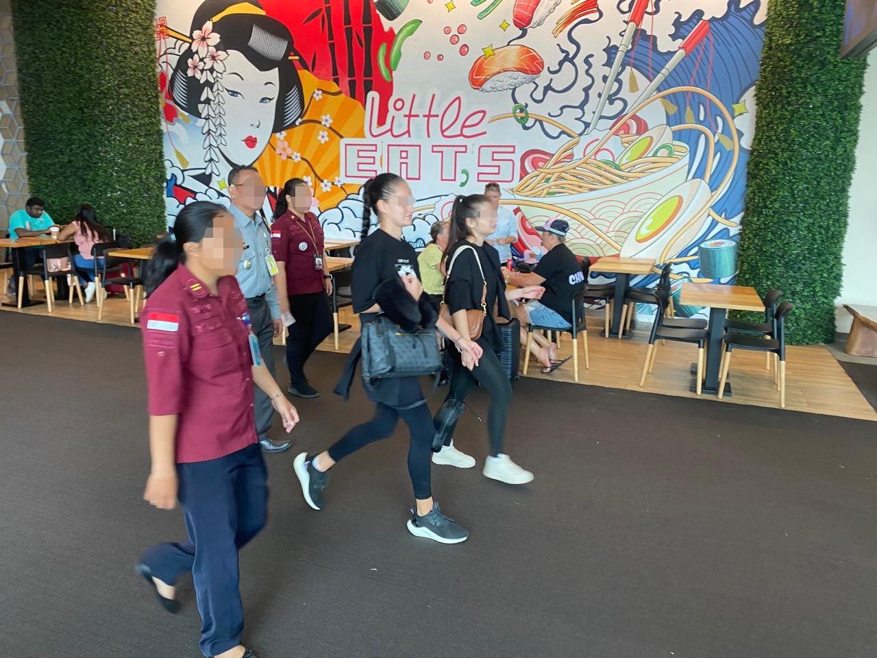 Dua orang WNA Rusia dideportasi ke negaranya melalui Bandara Ngurah Rai Bali kasus prostitusi.