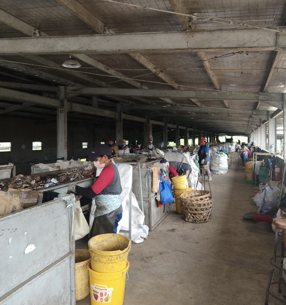 KEMBALI BEKERJA : Para pemilah sampah di TPST Peh di Jembrana yang mulai dipekerjakan kembali, Rabu (4/12/2024)