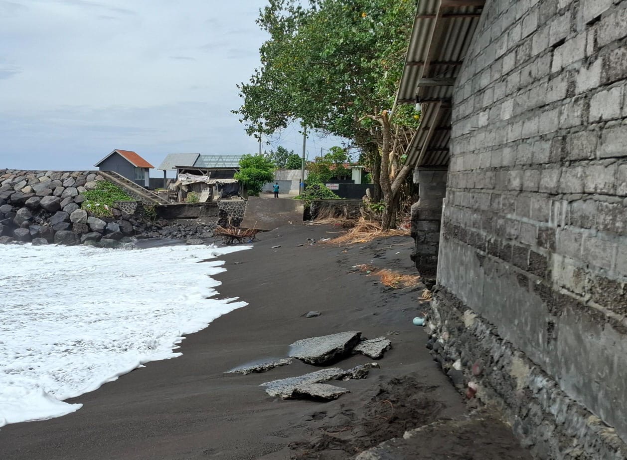 PARAH : Abrasi yang semakin parah di Pantai Monggalan, Desa Kusamba, Kecamatan Dawan, Kabupaten Klungkung.