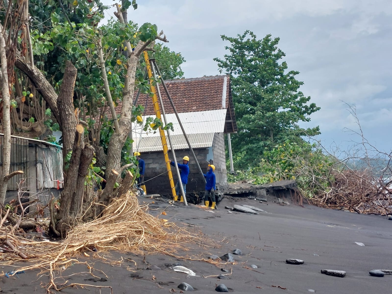 PARAH : Abrasi yang semakin parah di Pantai Monggalan, Desa Kusamba, Kecamatan Dawan, Kabupaten Klungkung.