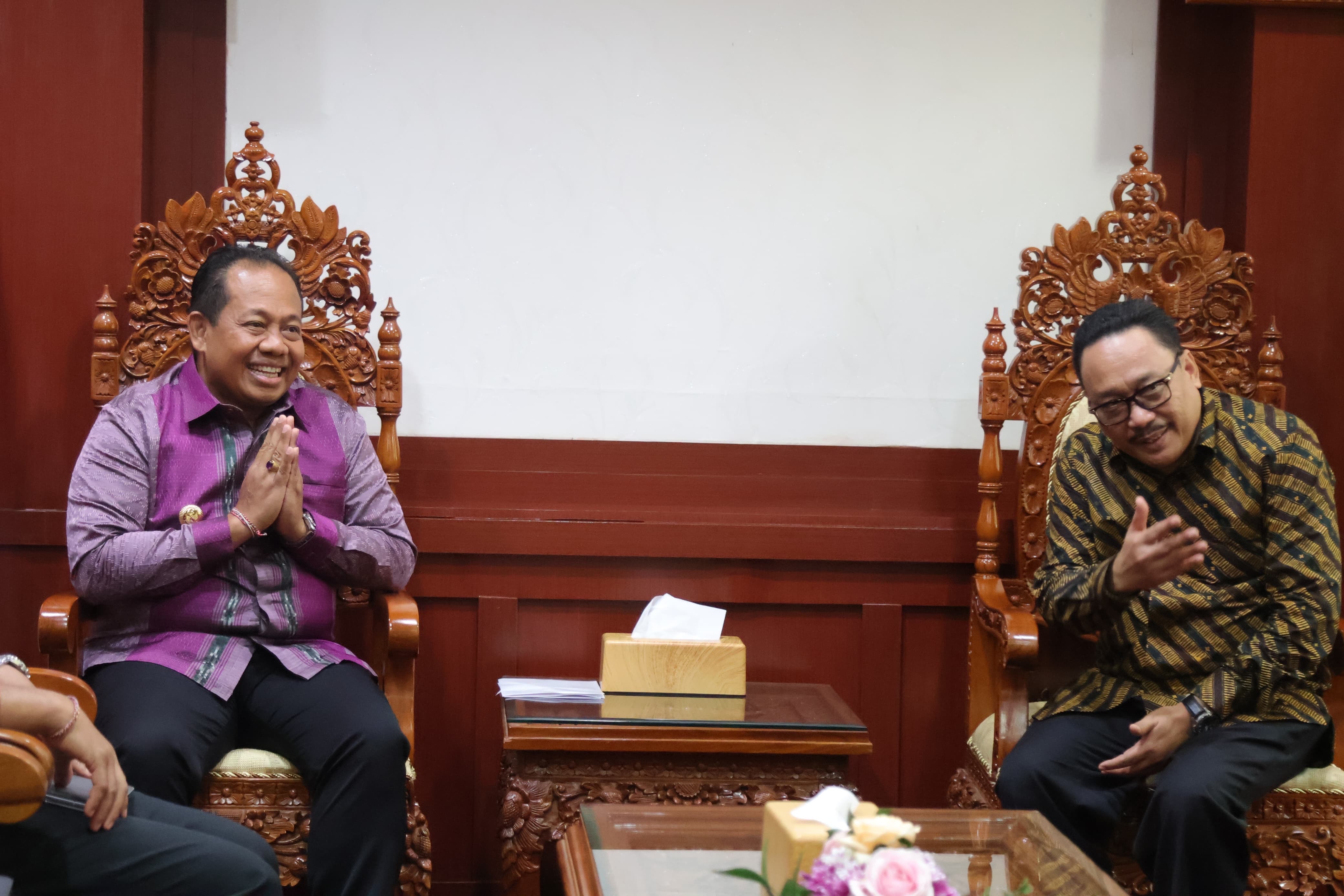 TUAN RUMAH: Pj Gubernur Bali saat menerima&nbsp;audiensi Plt Kepala Arsip Nasional Republik Indonesia (ANRI), Imam Gunarto, di Kantor Gubernur Bali, Selasa (3/12)