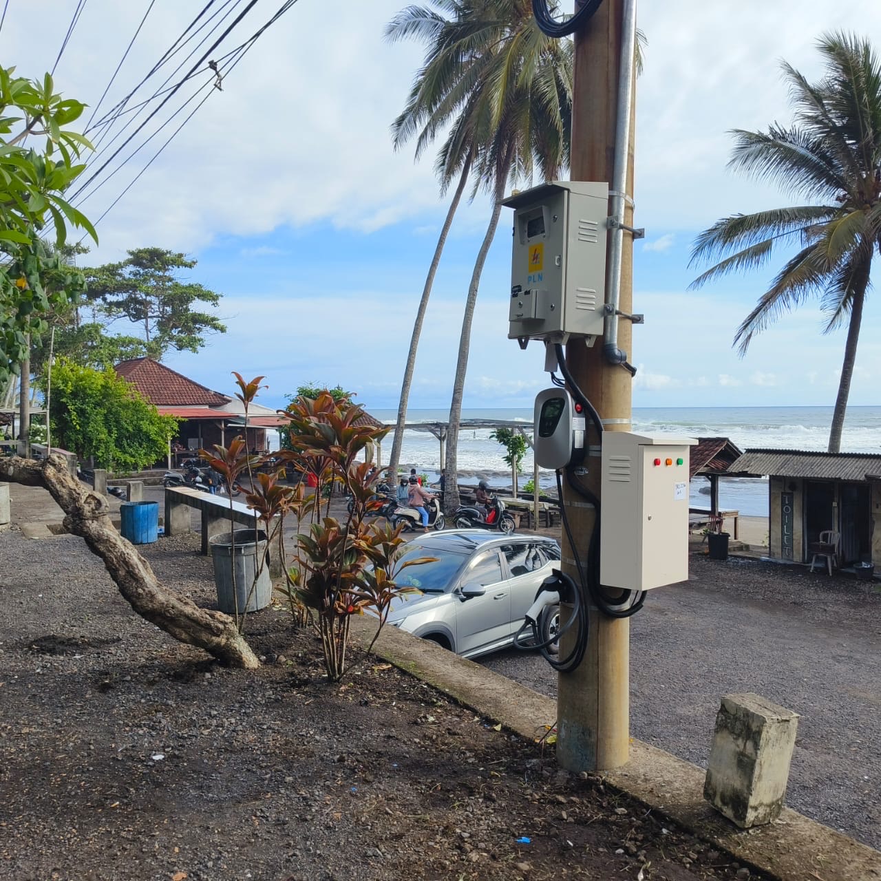 INOVASI BARU: SPKLU model terbaru Pole Mounted Charger yang dipasang di perbatasan Tabanan - Jembrana.