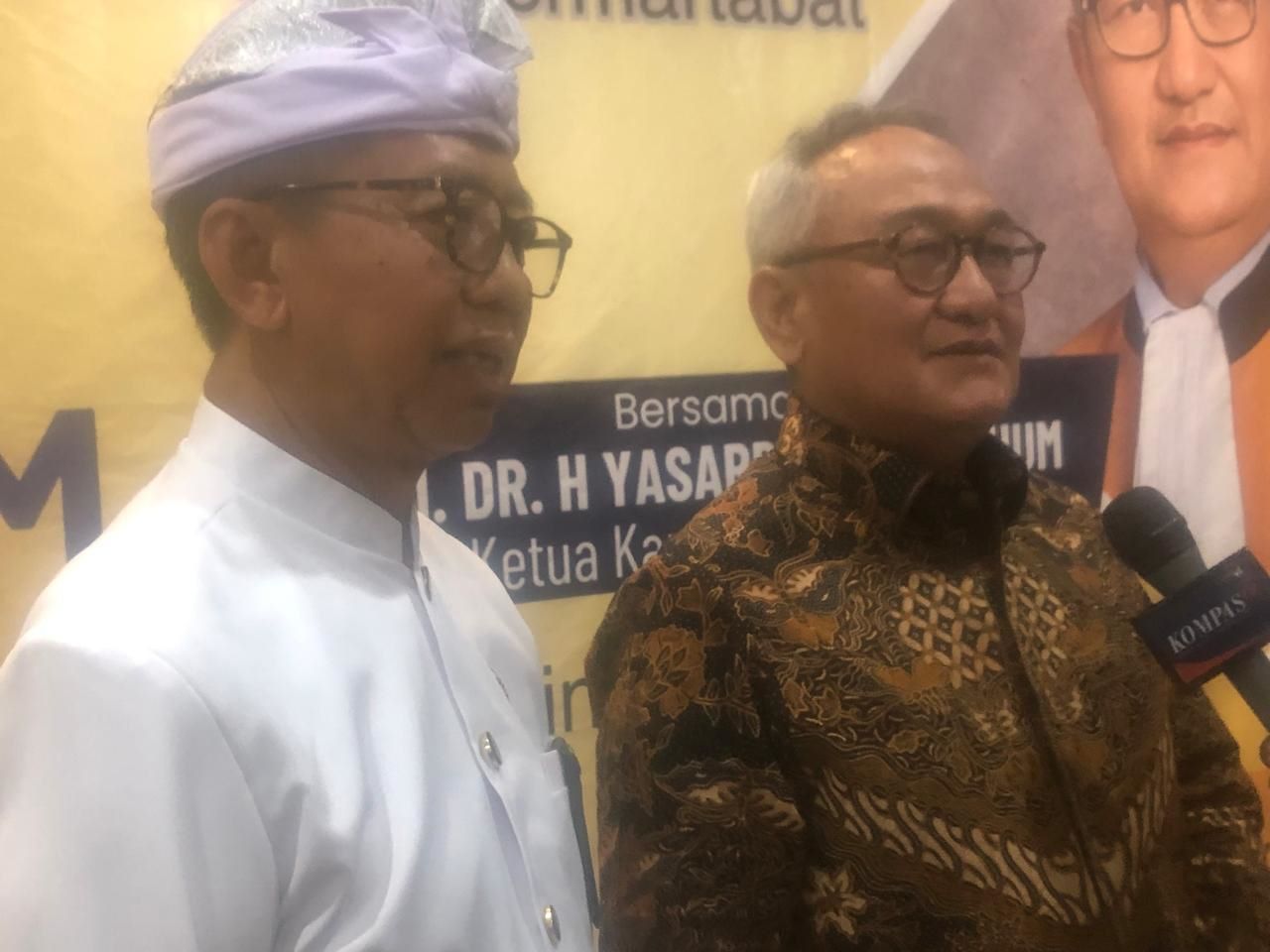 Ketua PTA Bali Ketut Madhuddin Jamal dan Ketua Kamar Agama Mahkamah Agung (MA) RI sekaligus Ketua Ikatan Hakim Indonesia, Yasardin.