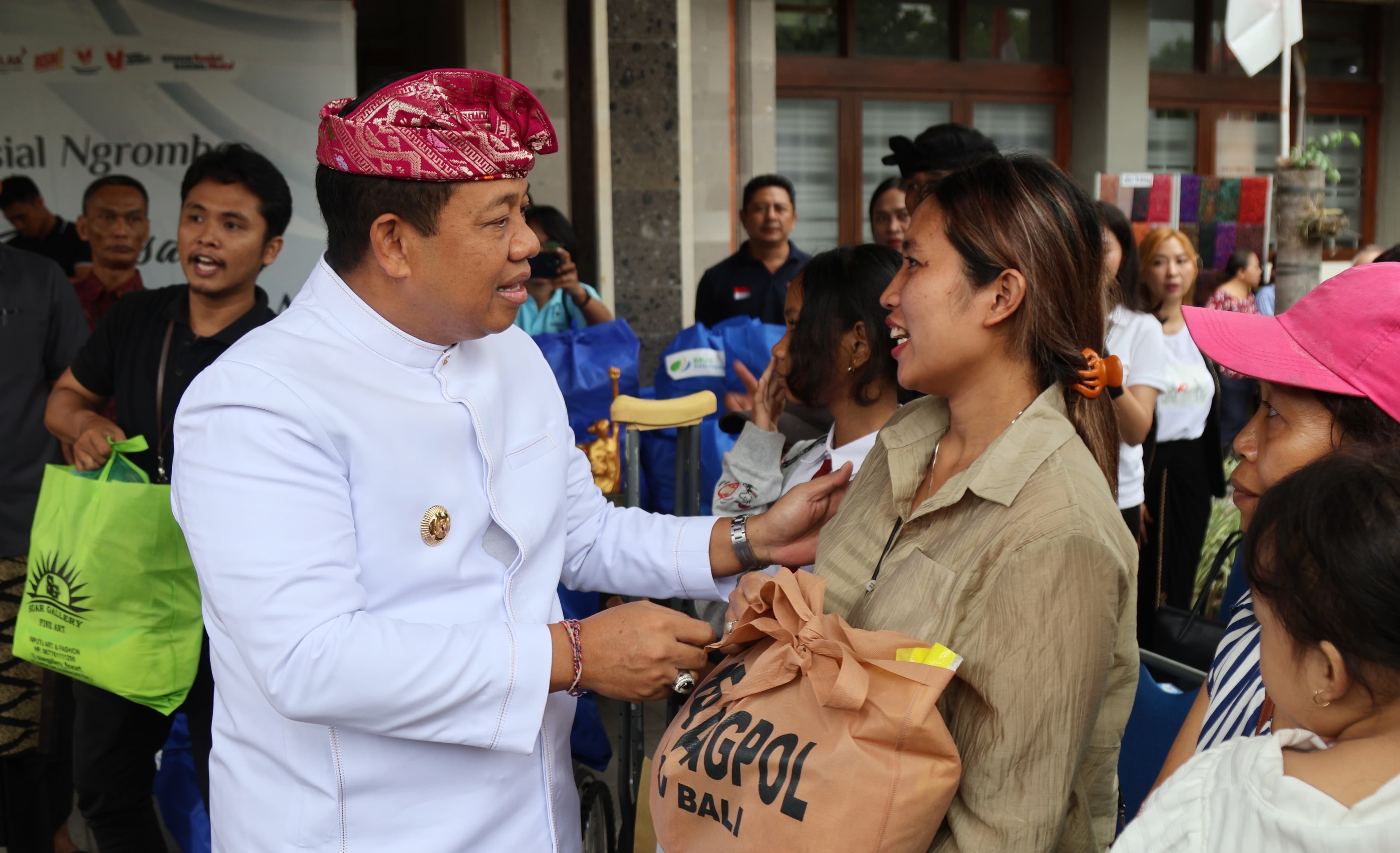 PROGRAM: Pj Gubernur Bali saat menghadiri Bhakti Sosial Ngrombo ke-46 di Kesbangpol Bali, Jumat (6/12)