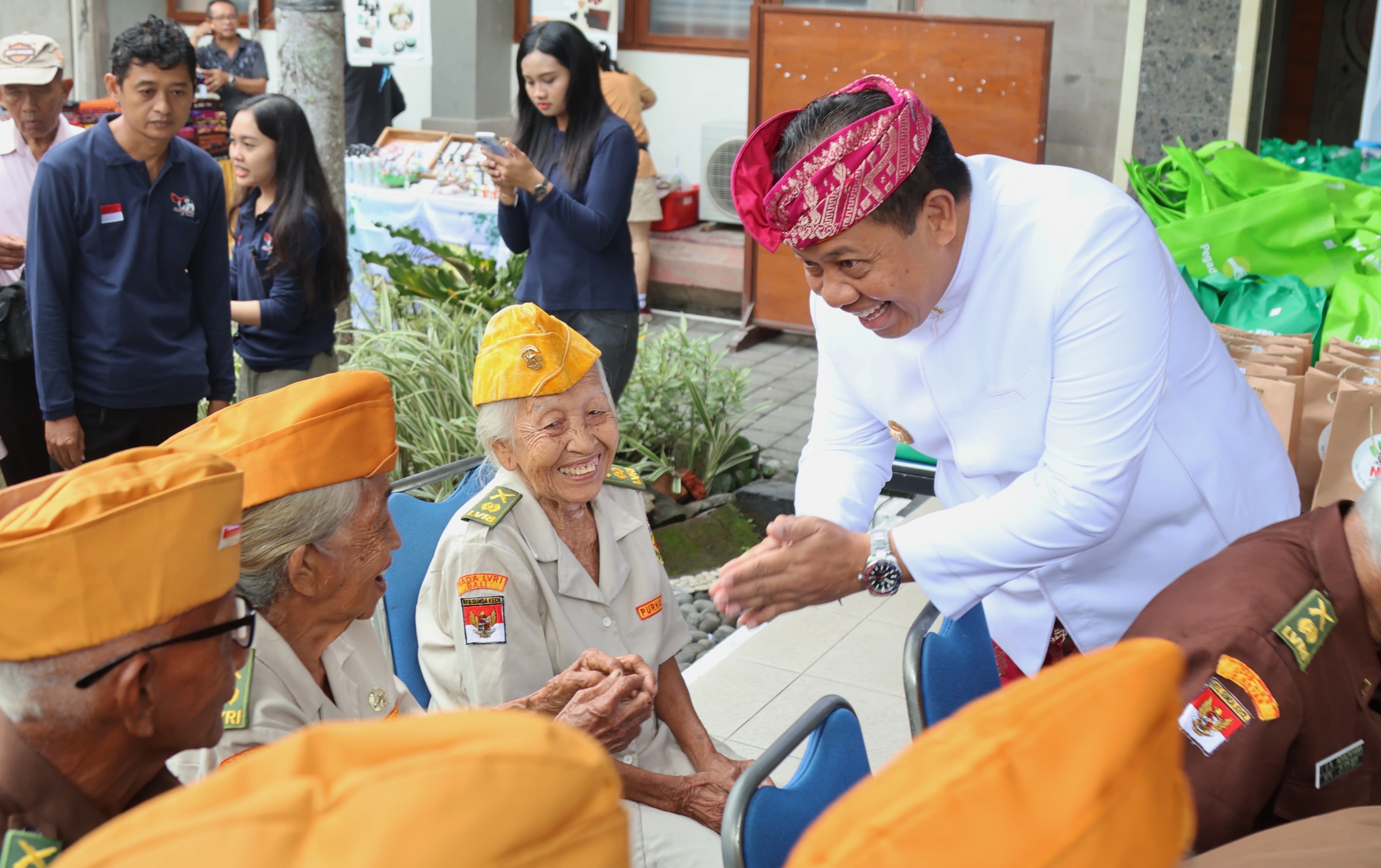PROGRAM: Pj Gubernur Bali saat menghadiri Bhakti Sosial Ngrombo ke-46 di Kesbangpol Bali, Jumat (6/12)