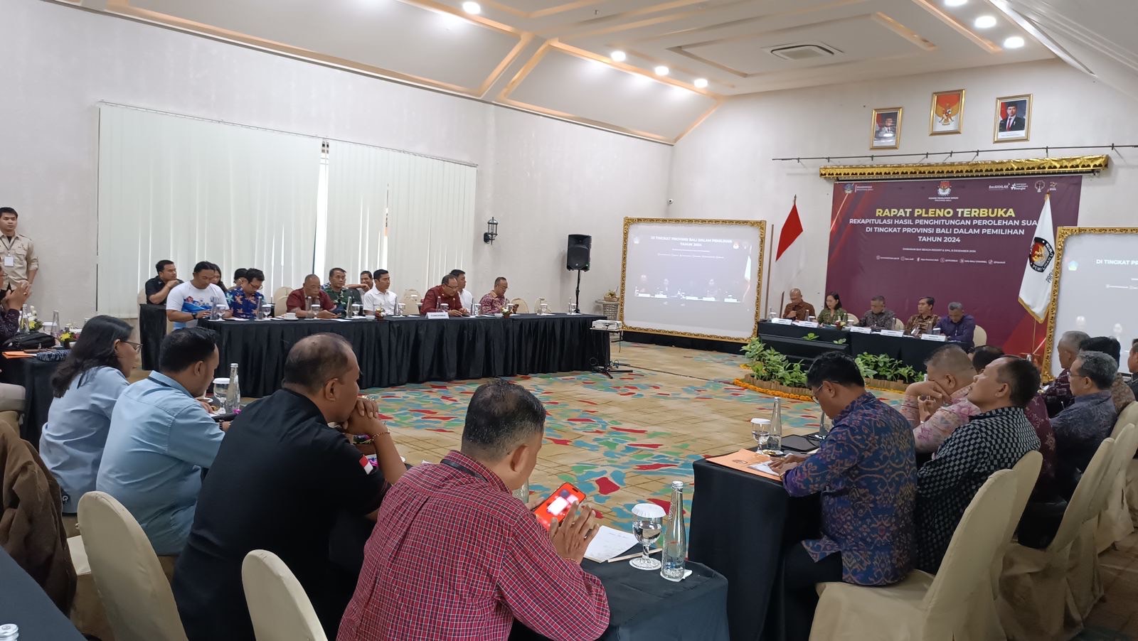 PLENO: Pelaksanaan Rapat Pleno Terbuka Rekapitulasi Hasil Penghitungan Perolehan Suara dalam Pilkada 2024 oleh KPU Bali, Minggu (8/12)