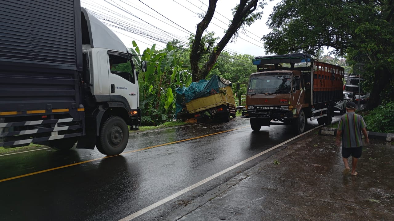 Kecelakaan yang melibatkan truk di Jalan Nasional Denpasar-Gilimanuk, tepatnya di Kecamatn Selemadeg Tabanan.