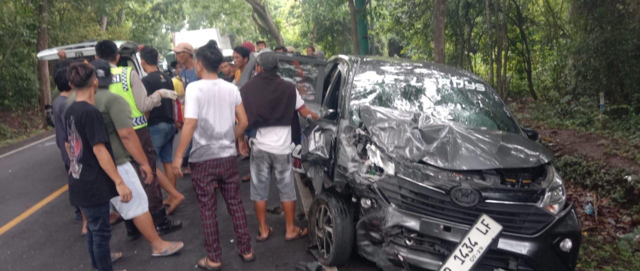 RINGSEK : Kondisi kendaraan Daihatsu Sigra P 1434 LF dan Mits L300 P 8698 VK usai terlibat laka lantas di Jalan Utama Denpasar-Gilimanuk KM 117-118 Desa Melaya, Kecamatan Melaya, Jembrana