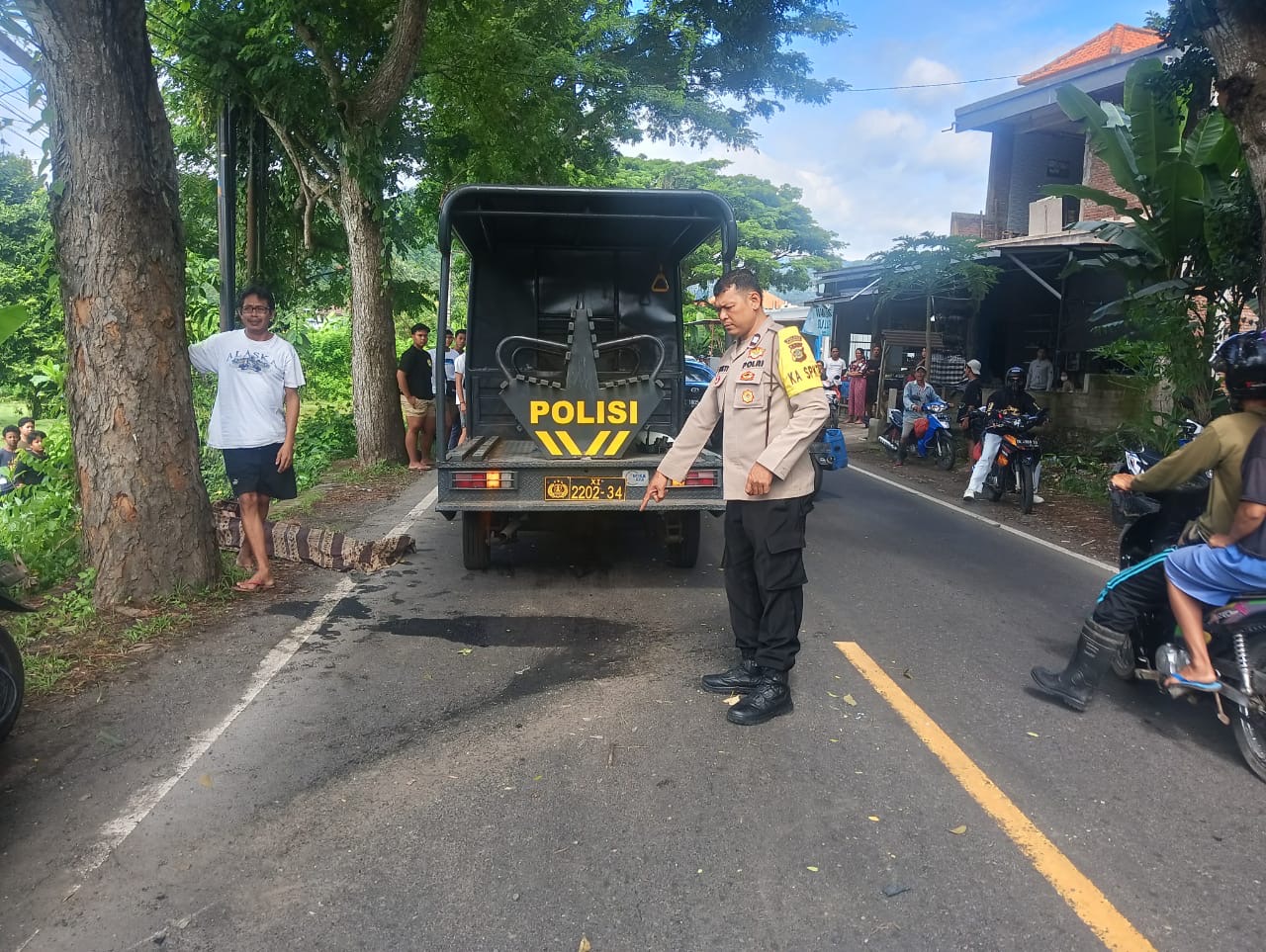 OLAH TKP : Polisi melakukan olah tkp Lakalantas di Jalan Raya Buitan, Kecamatan Manggis, Karangasem, Minggu (8/12/2024).