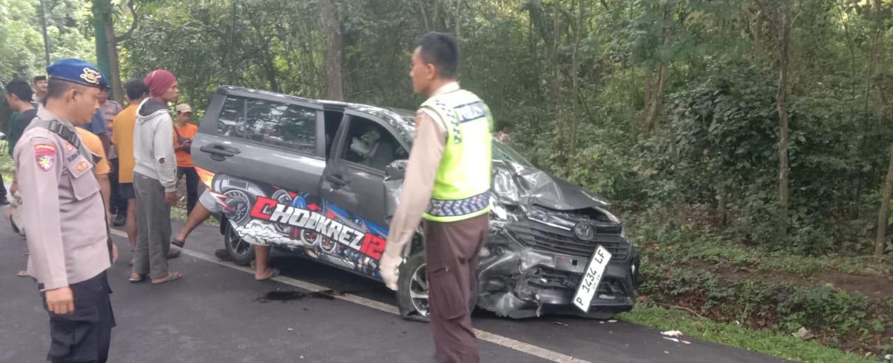 RINGSEK : Kondisi kendaraan Daihatsu Sigra nopol P 1434 LF dan Mits L300 nopol P 8698 VK usai terlibat laka lantas di Jalan Utama Denpasar-Gilimanuk KM 117-118 Desa Melaya, Kecamatan Melaya, Jembrana