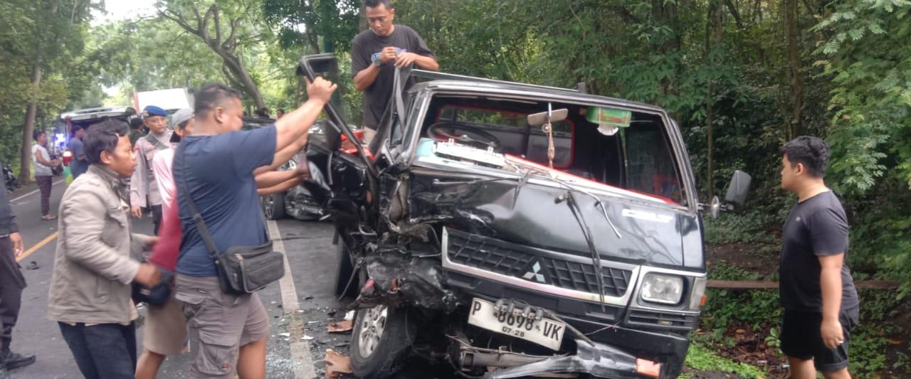 RINGSEK : Kondisi kendaraan Daihatsu Sigra P 1434 LF dan Mits L300 P 8698 VK usai terlibat laka lantas di Jalan Utama Denpasar-Gilimanuk KM 117-118 Desa Melaya, Kecamatan Melaya, Jembrana