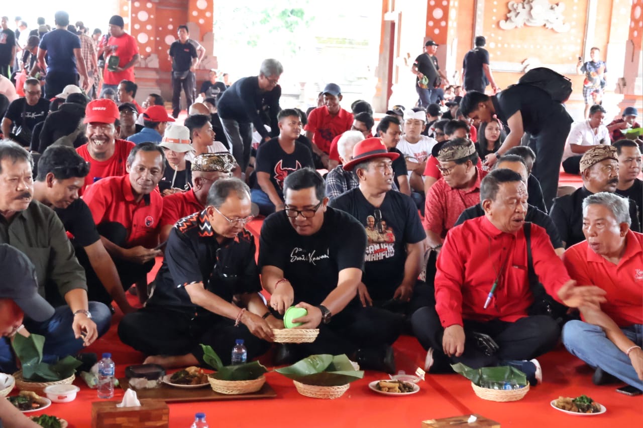 MAKAN NASI JINGGO :  Kunjungan Ketua DPD PDIP Provinsi Bali ke Tabanan disambut meriah dengan makan nasi jinggo bersama.
